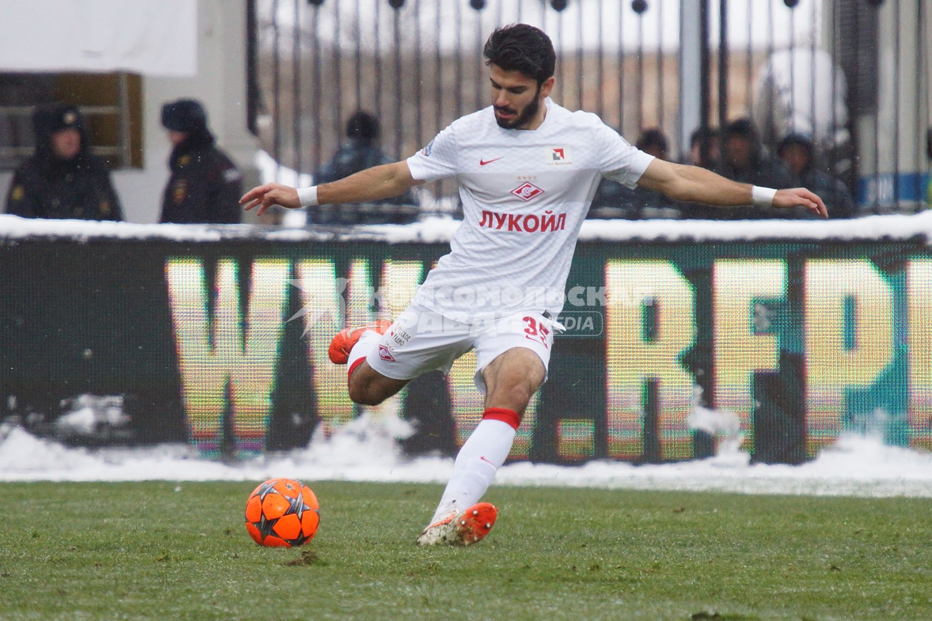 Футбольный матч премьер-лиги  ФК \"Урал\" (Екатеринбург) 2-0 ФК \"Спартак\" (Москва) На фото: игрок ФК Спартак №35 Сердар Таски