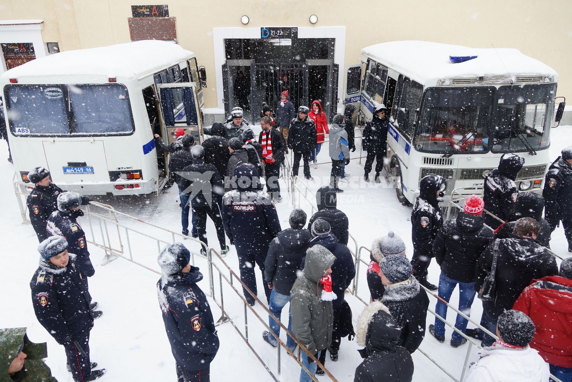 Болельщики футбольного клуба \"Спартак\" (Москва) проходят на стадион, на матч против ФК \"Урал\" (Екатеринбург)