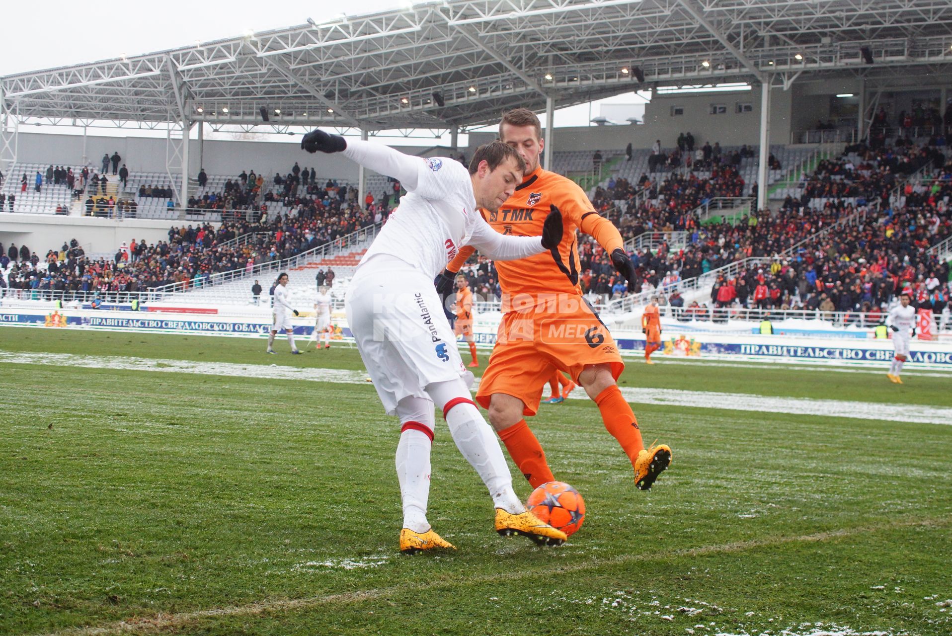 Футбольный матч премьер-лиги  ФК \"Урал\" (Екатеринбург) 2-0 ФК \"Спартак\" (Москва) На фото: игрок ФК Спартак №22 Артем Дзюба, ФК Урал №6 Солви Оттесен