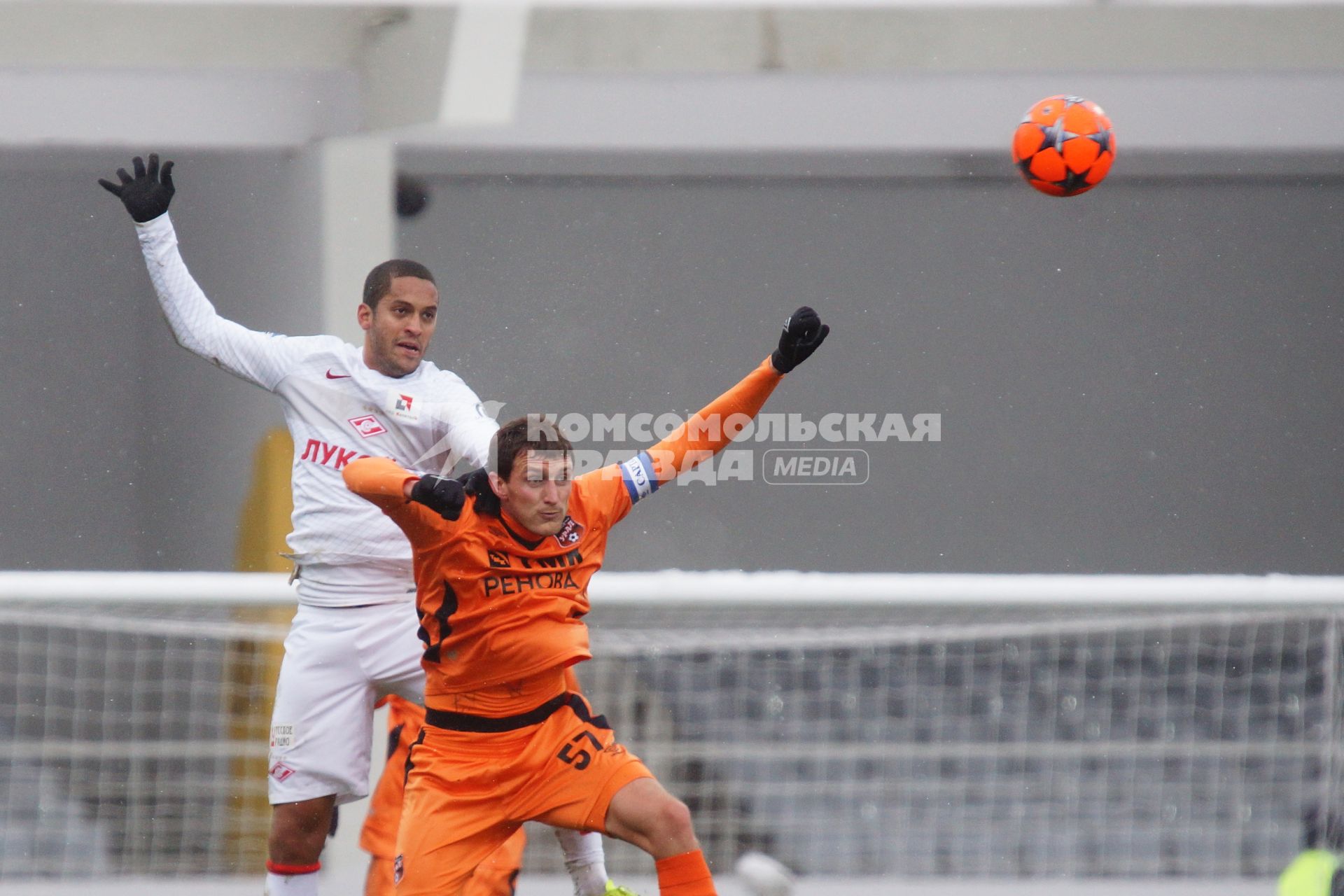 Футбольный матч премьер-лиги  ФК \"Урал\" (Екатеринбург) 2-0 ФК \"Спартак\" (Москва) На фото: игрок ФК Спартак №15 Борхес Монтейро Ромуло, ФК Урал №