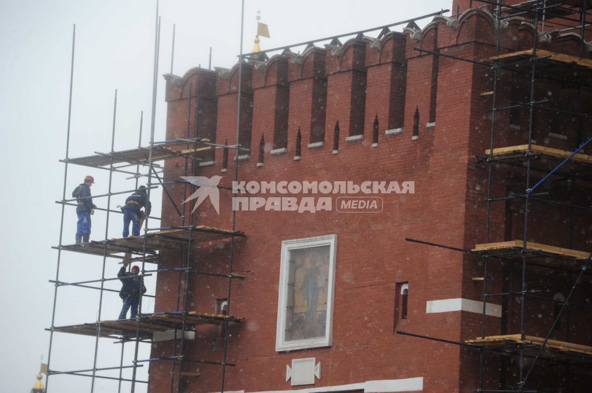 Реставрация стен Спасской башни на Красной площади.