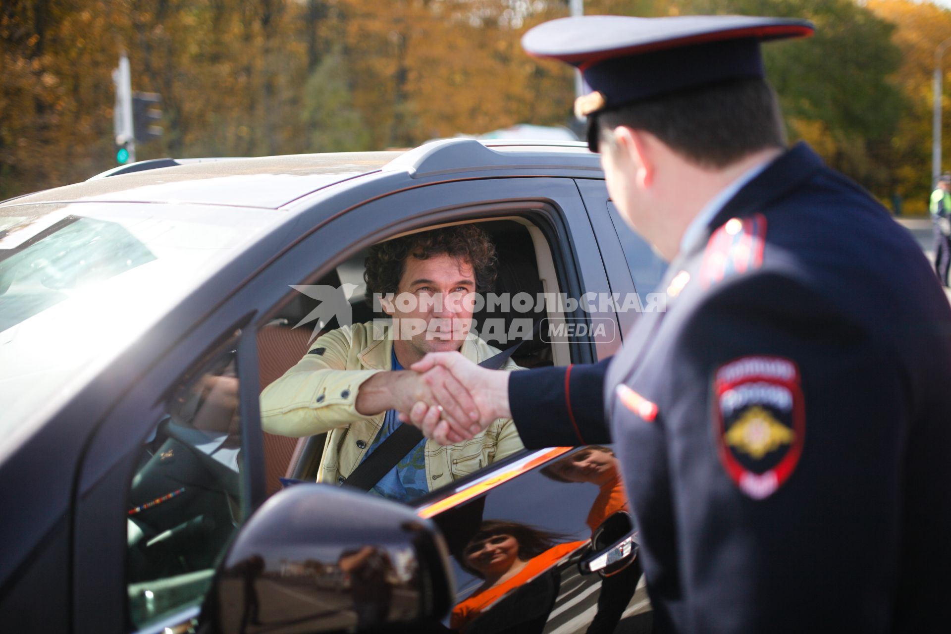 Совместная акция `Комсомольской правды` и ГИБДД `Улыбнись и пристегнись`.