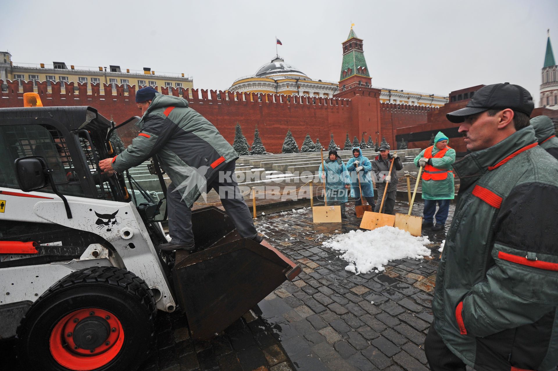 Первый снег в Москве. На снимке: уборка снега на Красной Площади.