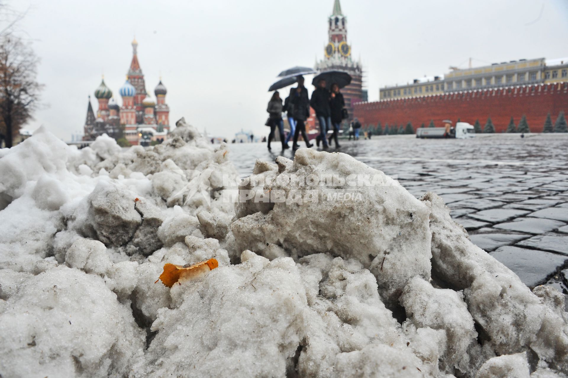 Первый снег в Москве. На снимке: снег на Красной Площади.