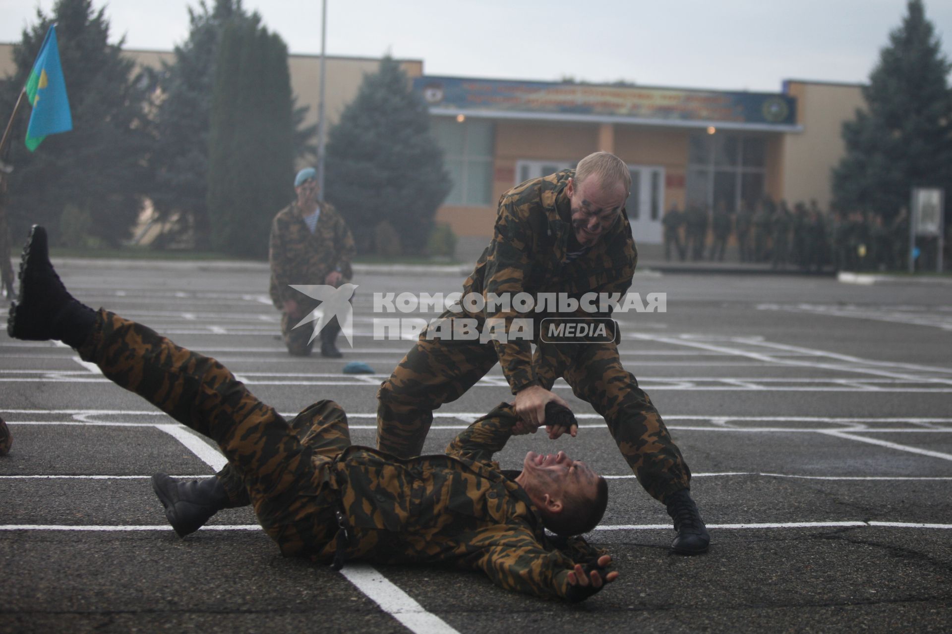 Показательные выступления военнослужащих.