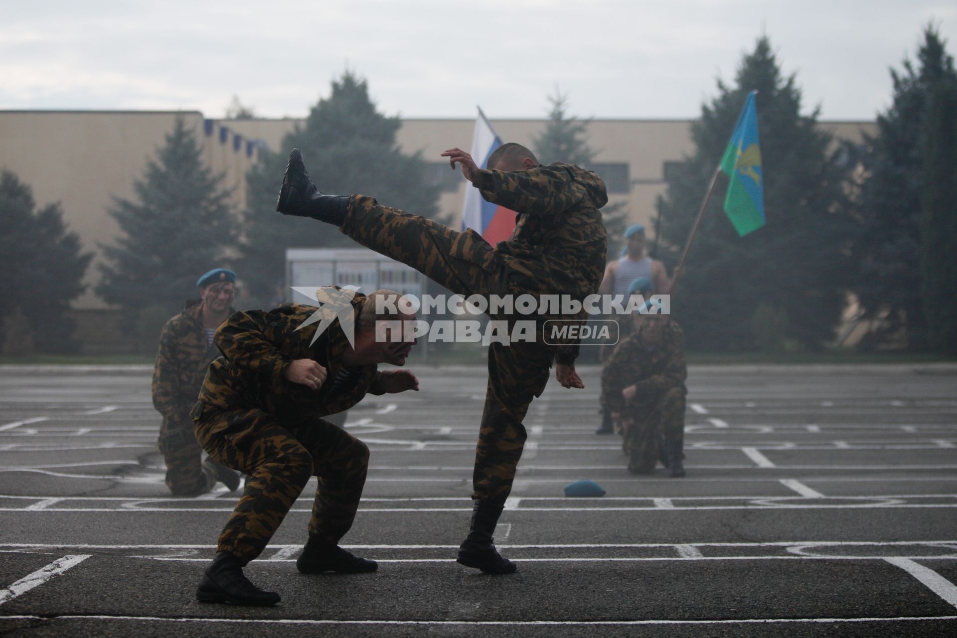 Показательные выступления военнослужащих.