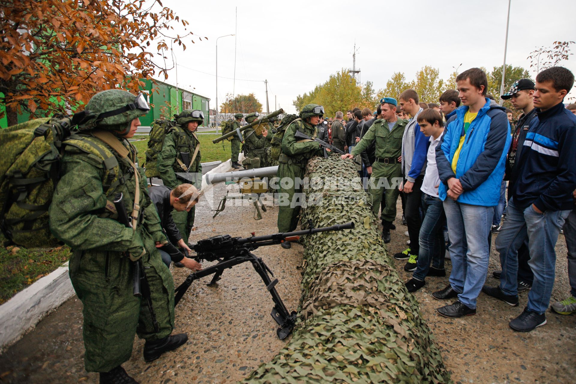 Молодежь знакомится с оружием.