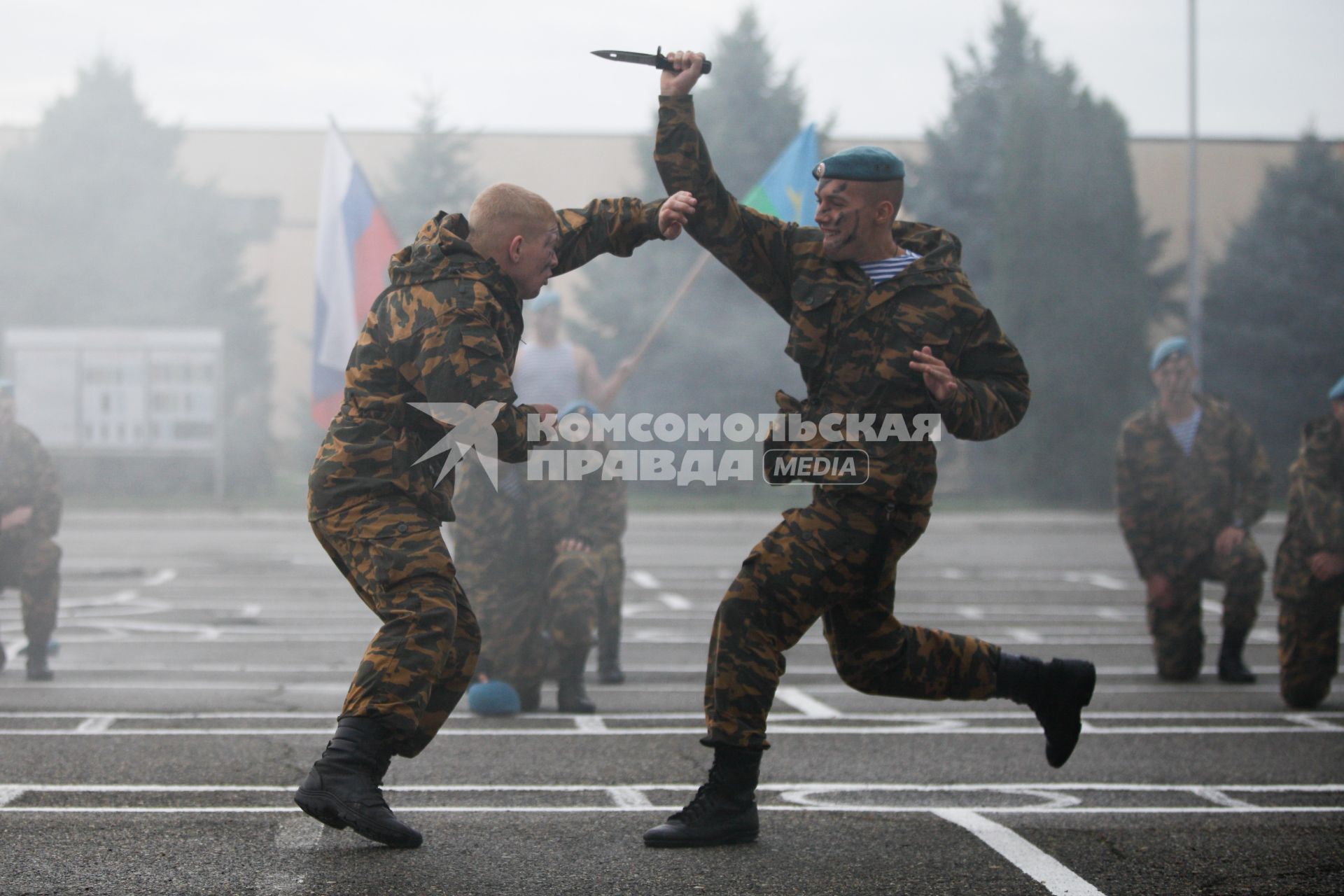 Показательные выступления военнослужащих.