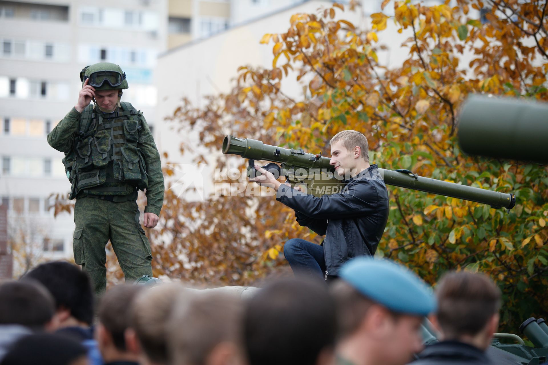 Молодежь знакомится с оружием.