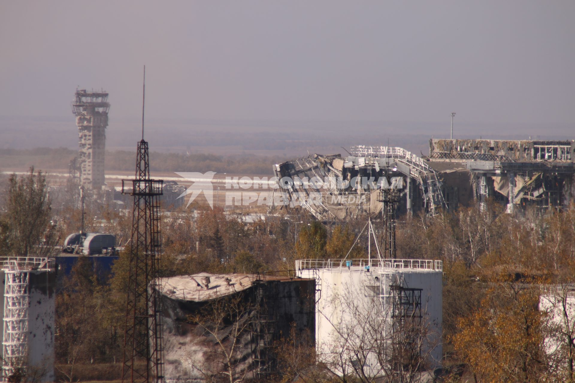 Донецк. Ополченцы ДНР штурмуют аэропорт, где находятся украинские войска. На снимке: разрушенный терминал аэропорта.