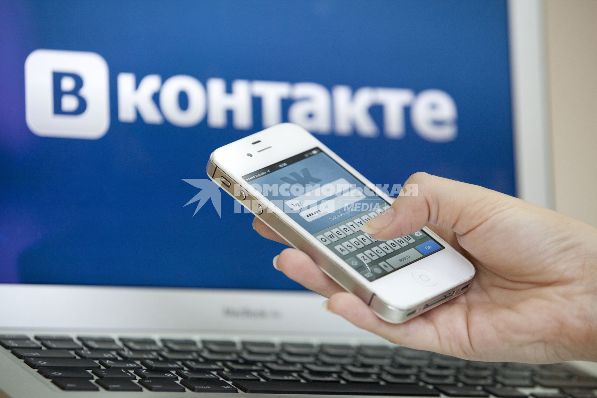 Человек использует мобильное устройство для входа в социальную сеть Вконтакте.