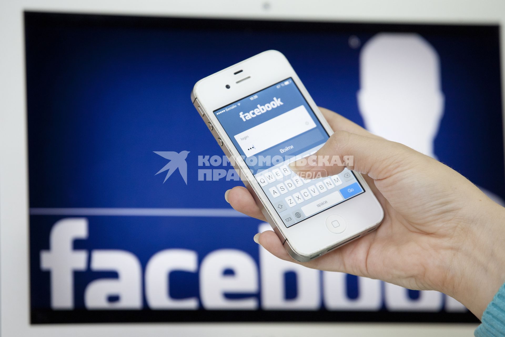 Человек использует мобильное устройство для входа в социальную сеть facebook.