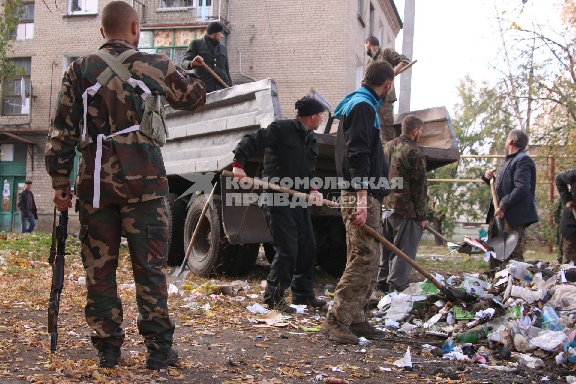 Иловайск. Военнопленные из батальона `Донбасс` восстанавливают разрушенный город.