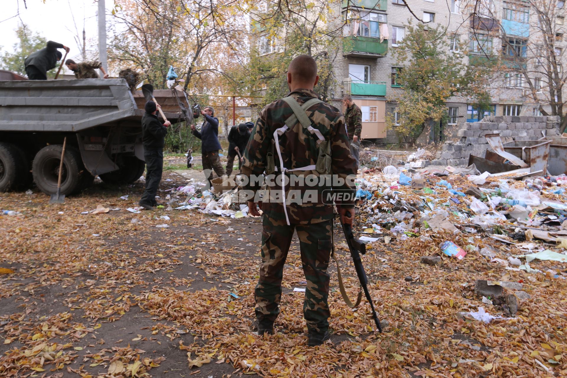 Иловайск. Военнопленные из батальона `Донбасс` восстанавливают разрушенный город.