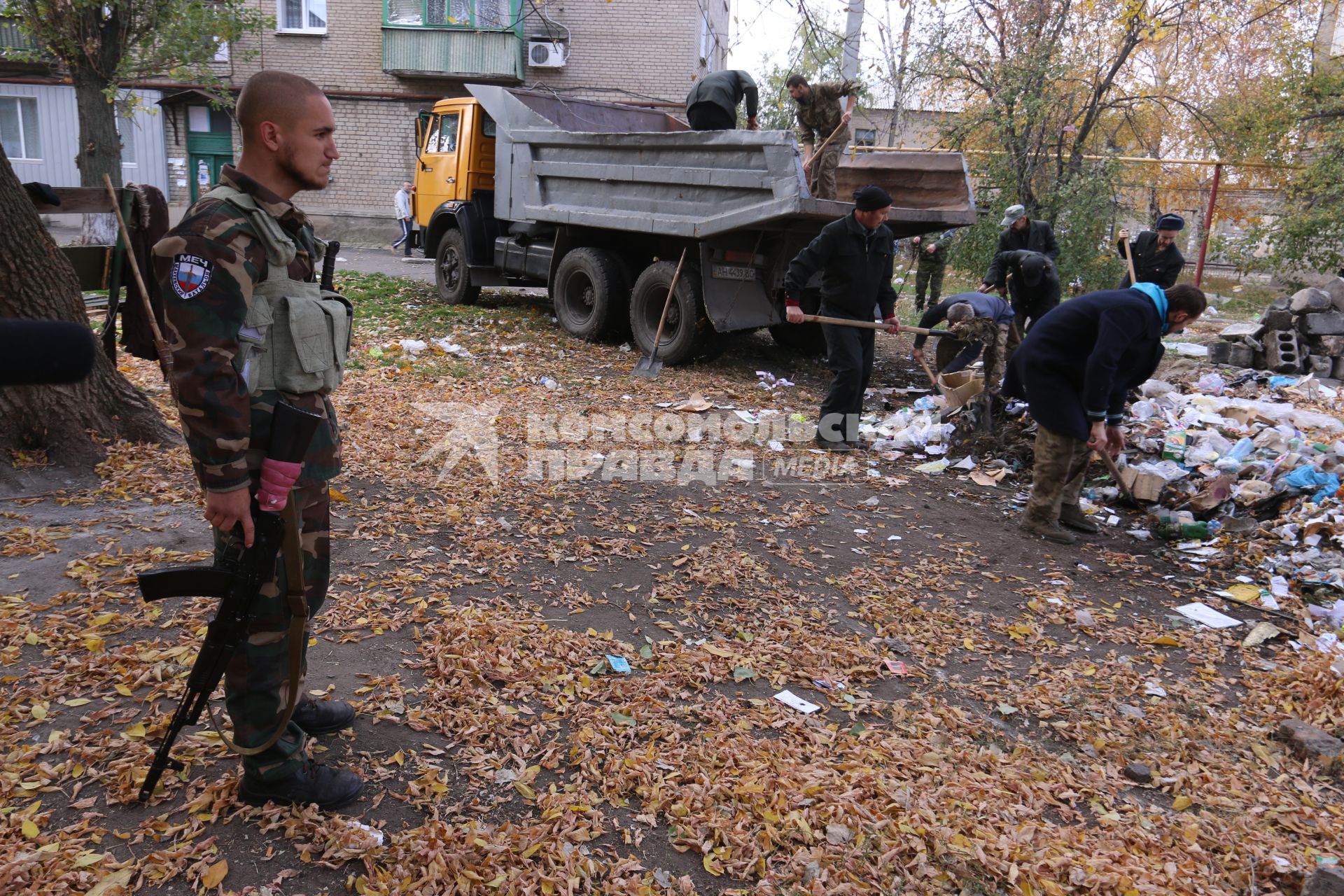 Иловайск. Военнопленные из батальона `Донбасс` восстанавливают разрушенный город.