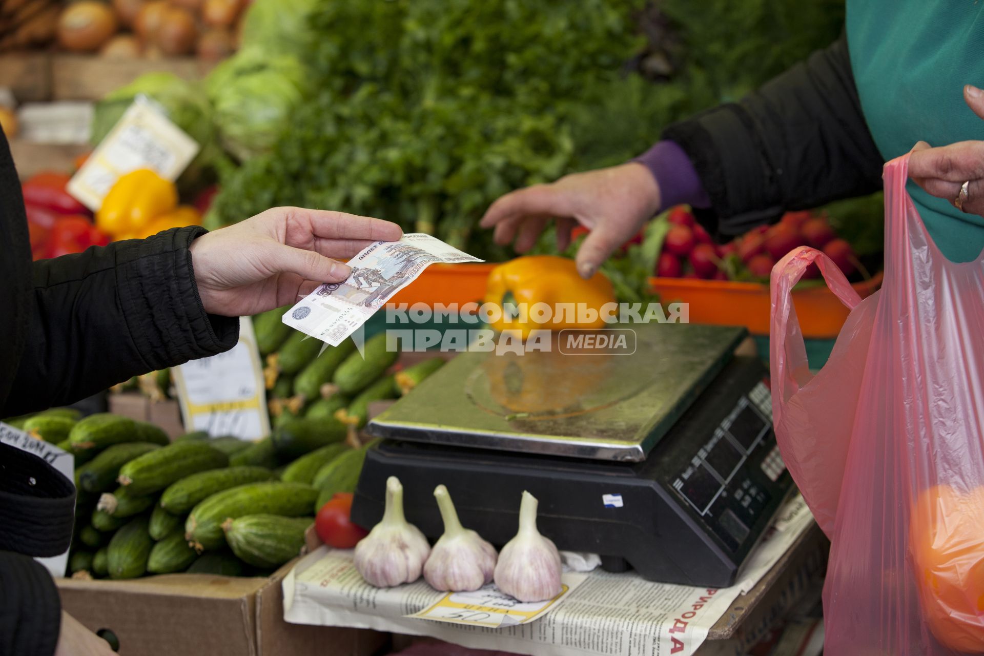 Покупатель расплачивается на рынке.