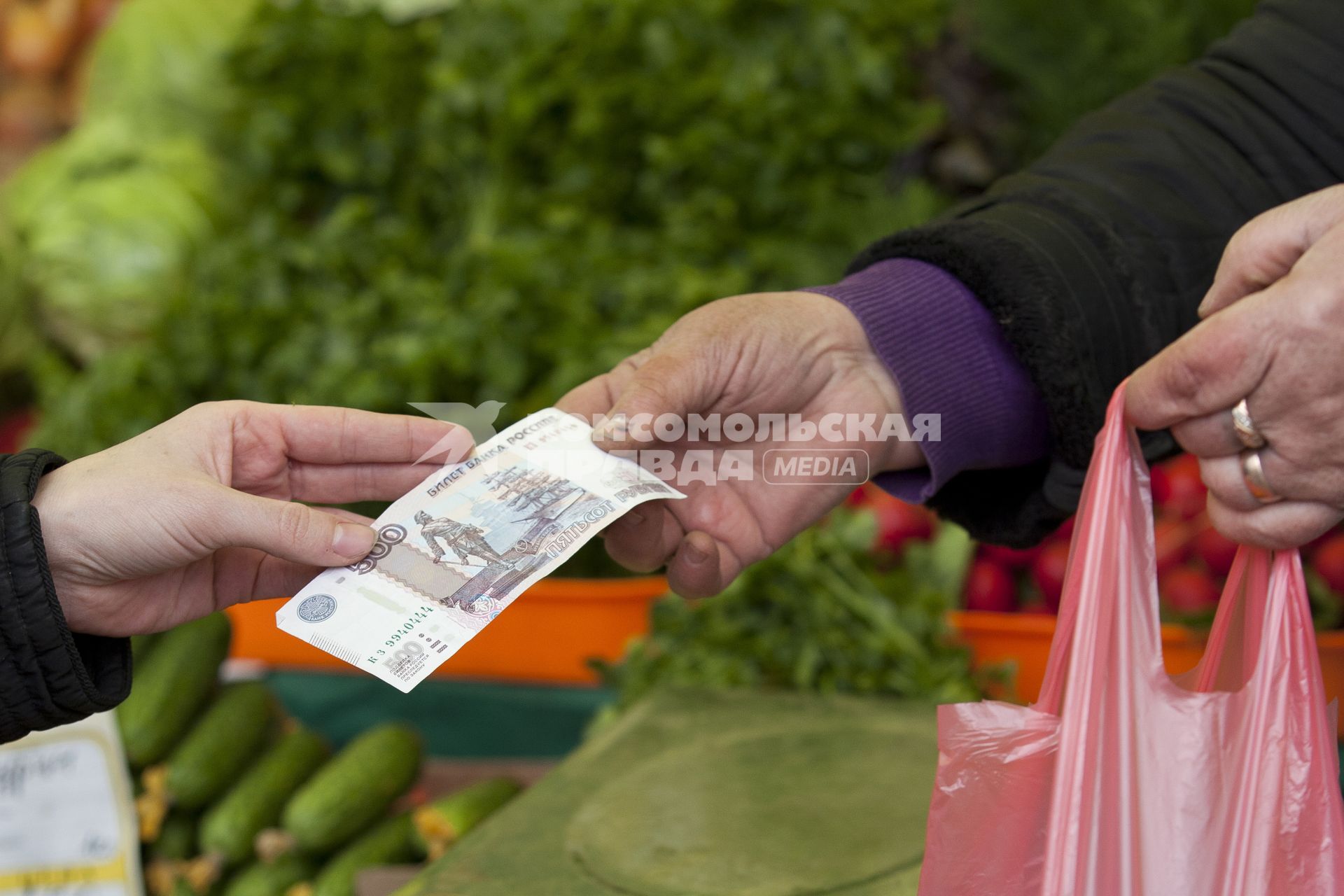 Покупатель расплачивается на рынке.