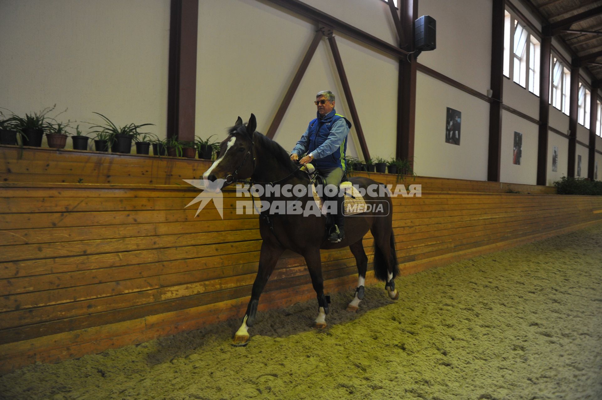 Конноспортивный Клуб  `Отрада`.  На снимке: советский спортсмен, Олимпийский чемпион по биатлону Александр Тихонов.