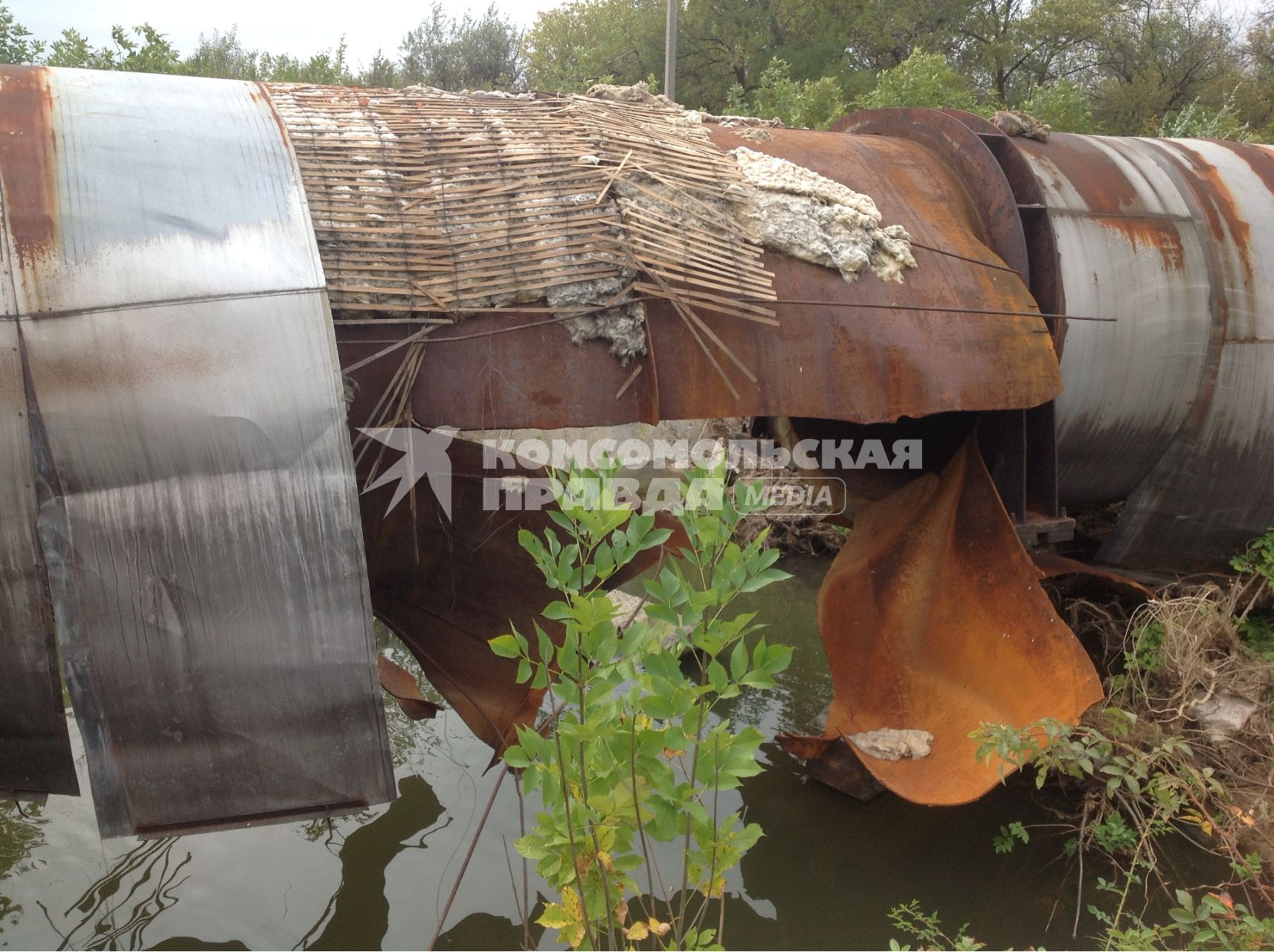 Донецк. Разрушенная в результате обстрела водопроводная труба.