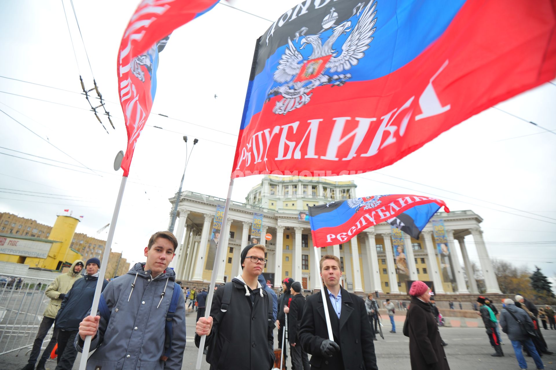 Митинг в поддержку Новороссии \'Битва за Донбасс III\' на Суворовской площади. На снимке: участник митинга с флагом ДНР.