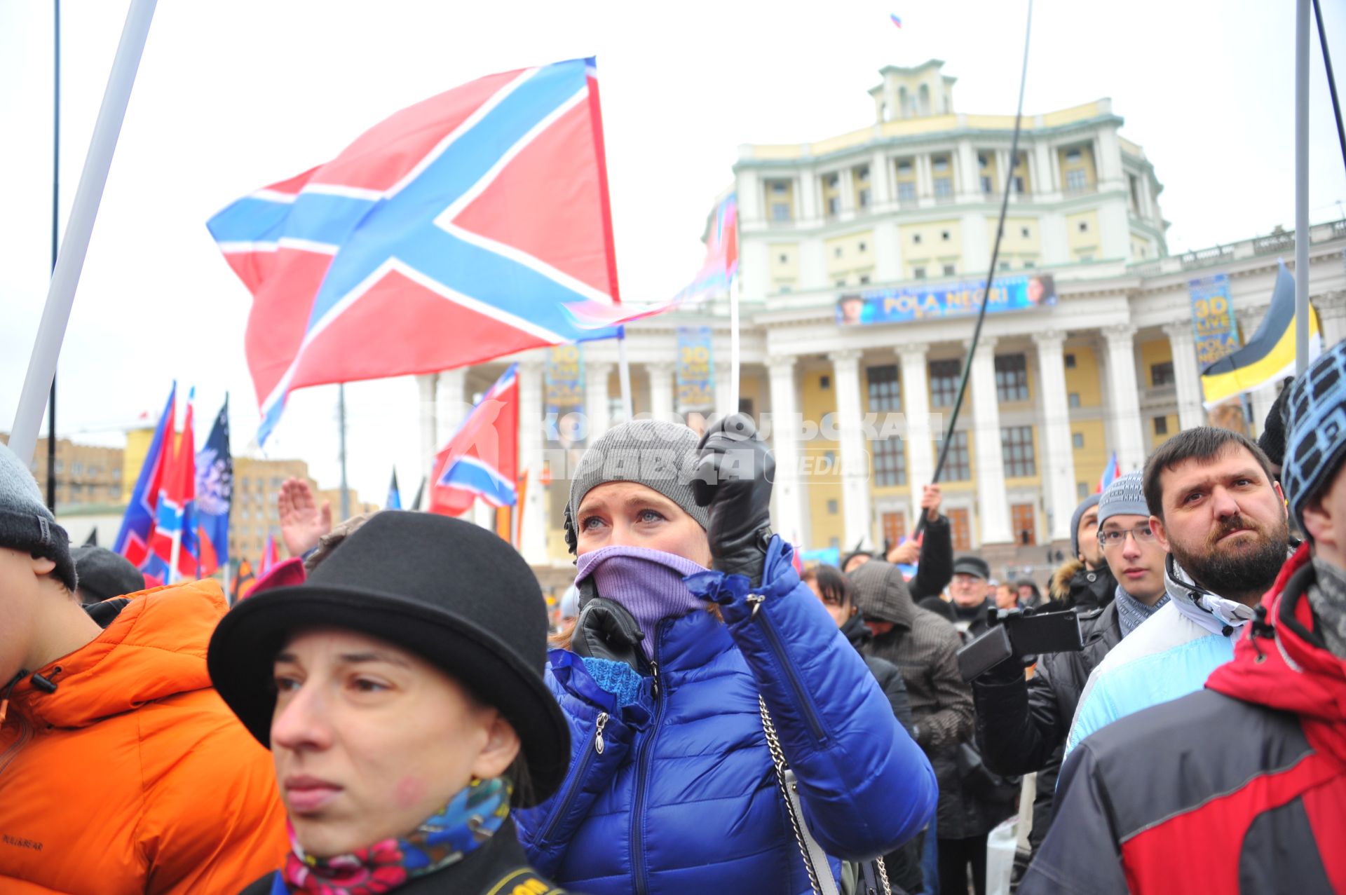 Участники митинга в поддержку Новороссии \'Битва за Донбасс III\' на Суворовской площади.