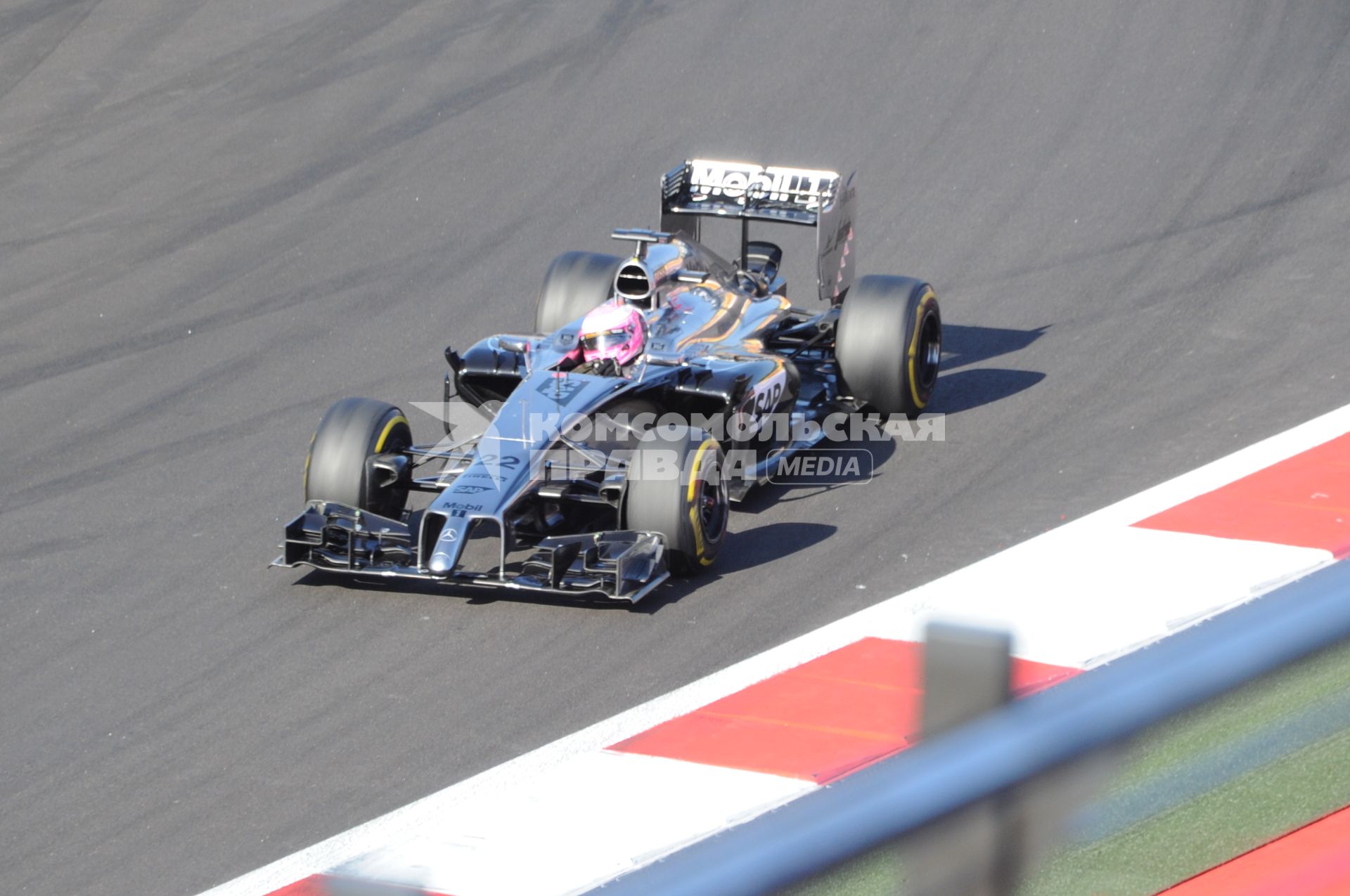 Российский этап Гран-при `Формулы-1`. На снимке: гонщик команды `McLaren-Mercedes` Дженсон Баттон.