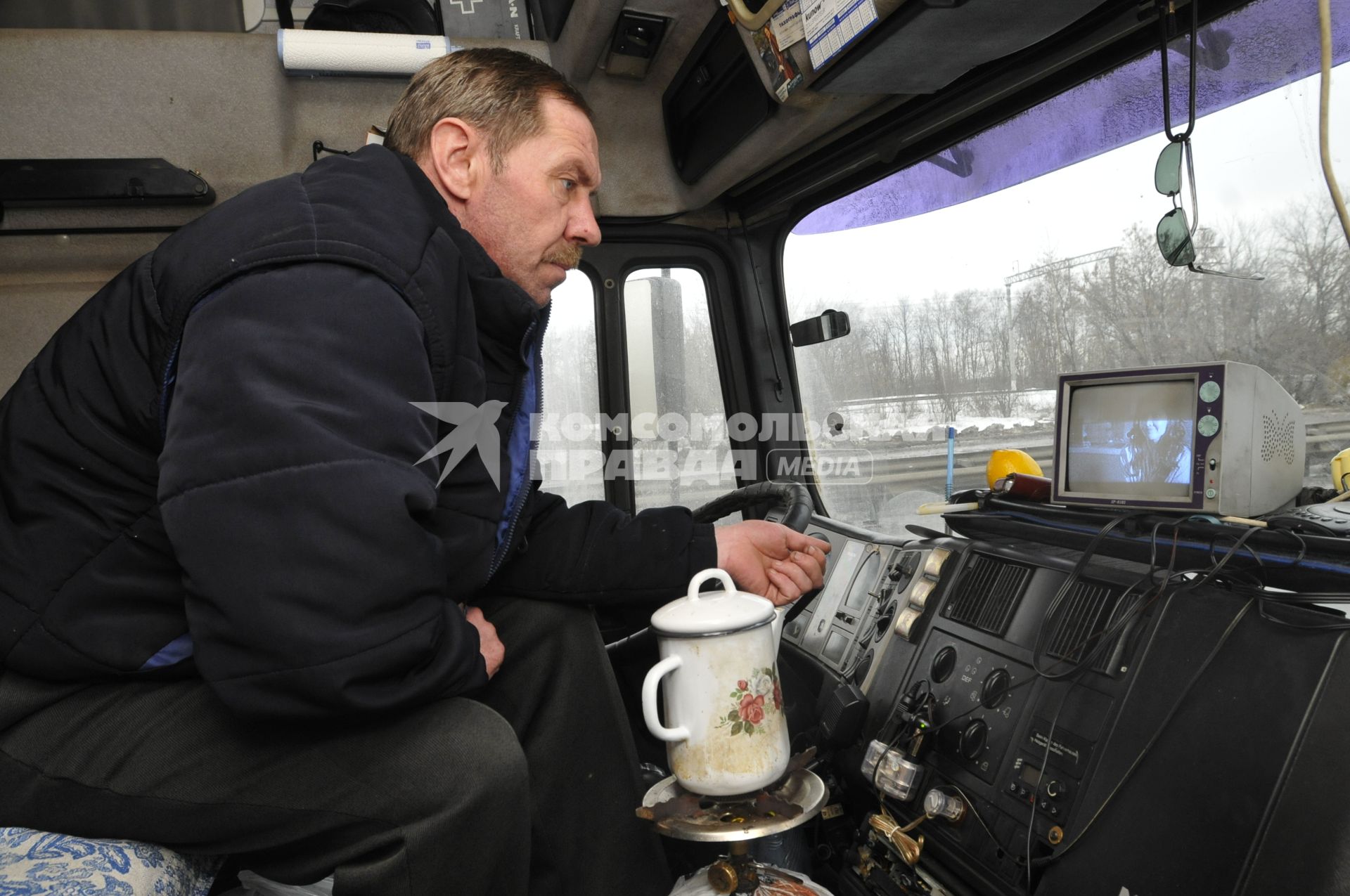 Фуры стоят в пробке в сторону аэропорта Домодедово на Каширском шоссе. На снимке: водитель в кабине машины.