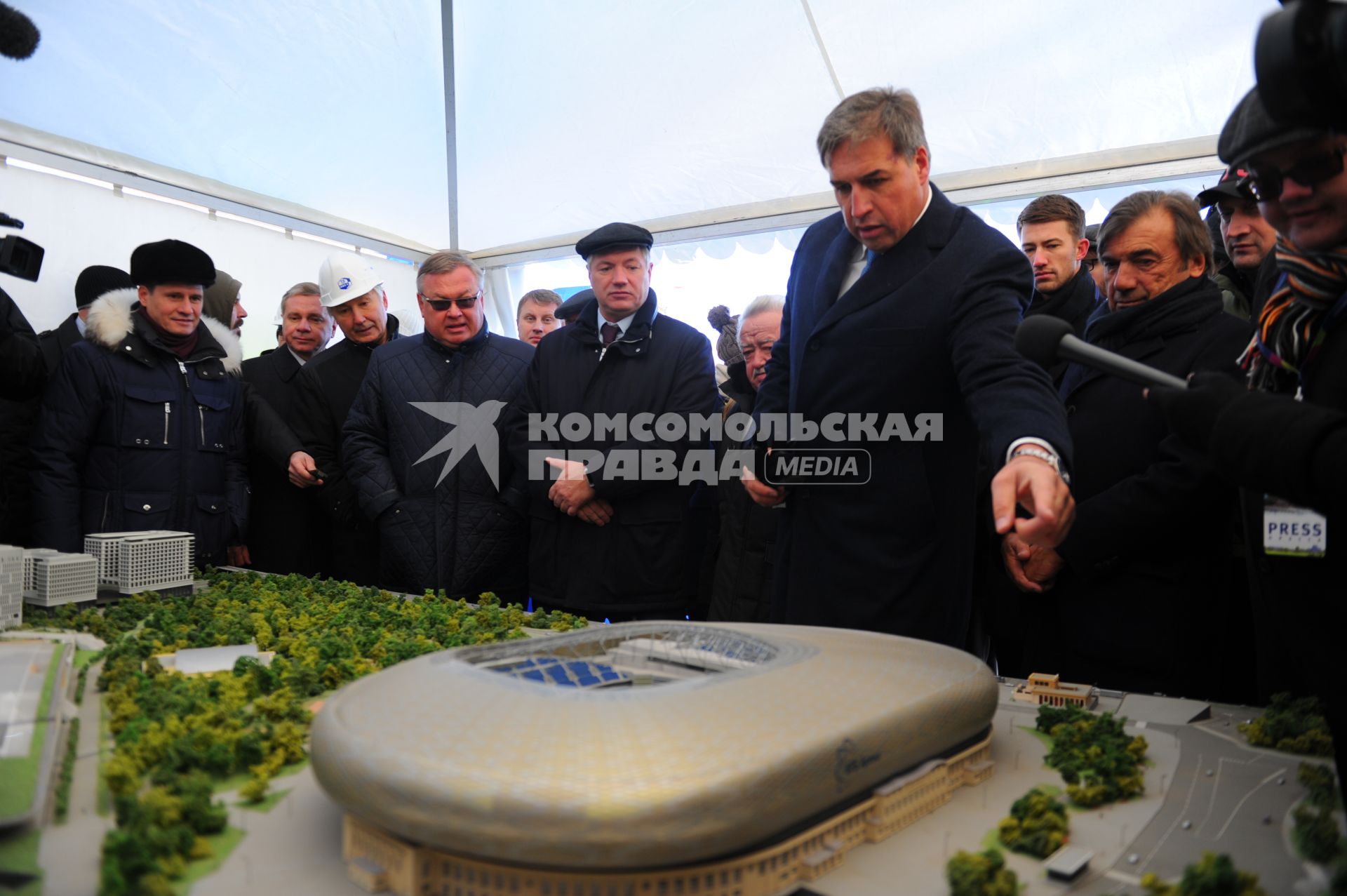 Церемония закладки памятной капсулы с посланием будущим поколениям в основание исторической стены стадиона `Динамо`.  На снимке: председатель правления ОАО `Банк ВТБ` Андрей Костин, заместитель мэра Москвы по вопросам градостроительной политики и строительства Марат Хуснуллин и председатель совета директоров ЗАО УК `Динамо` и `ВТБ-Арена` Андрей Перегудов.