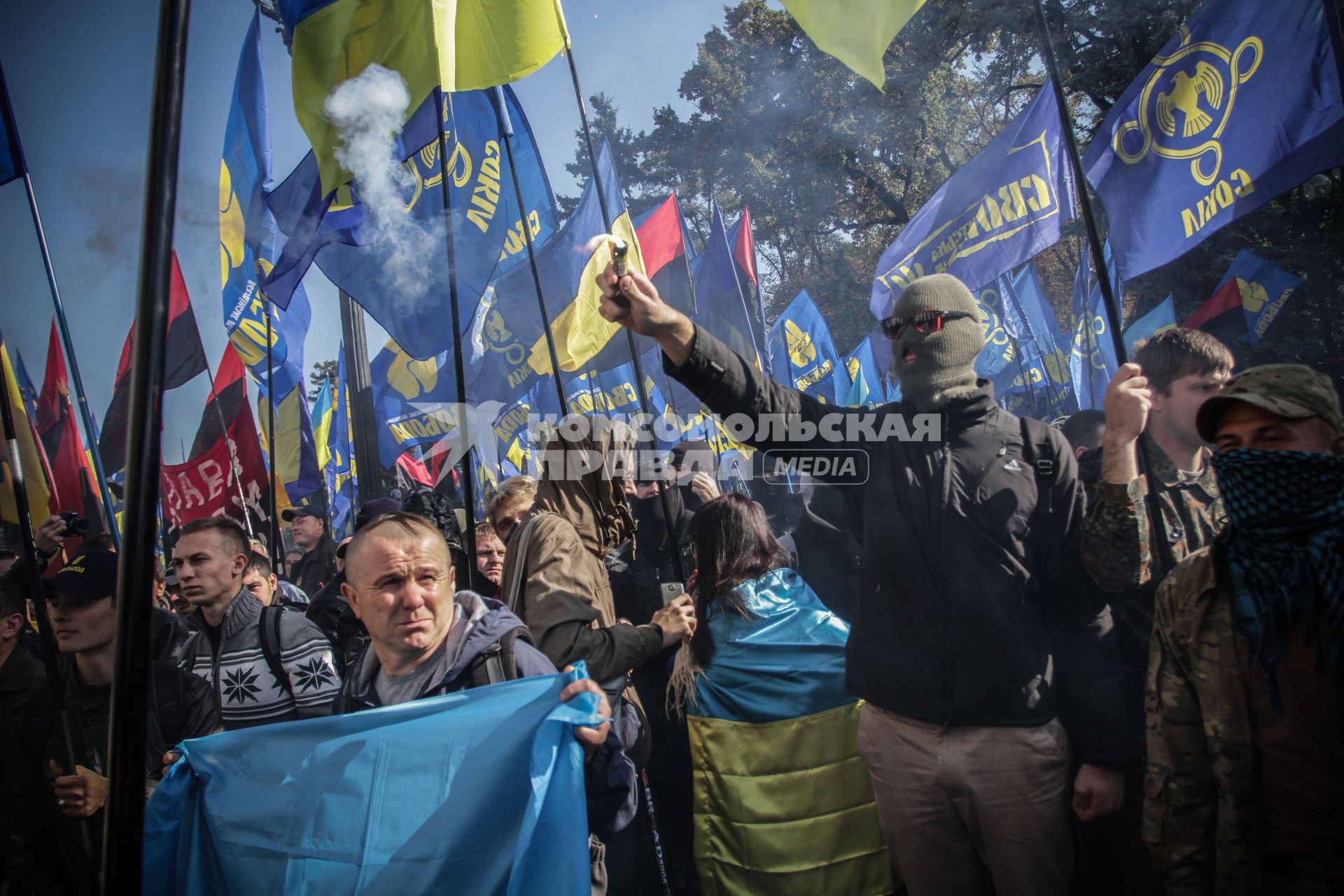 Киев. Марш `Иду на вы` по случаю 72-й годовщины образования Украинской повстанческой армии. На снимке: активисты партии `Всеукраинское объединение `Свобода` у здания Верховной Рады.