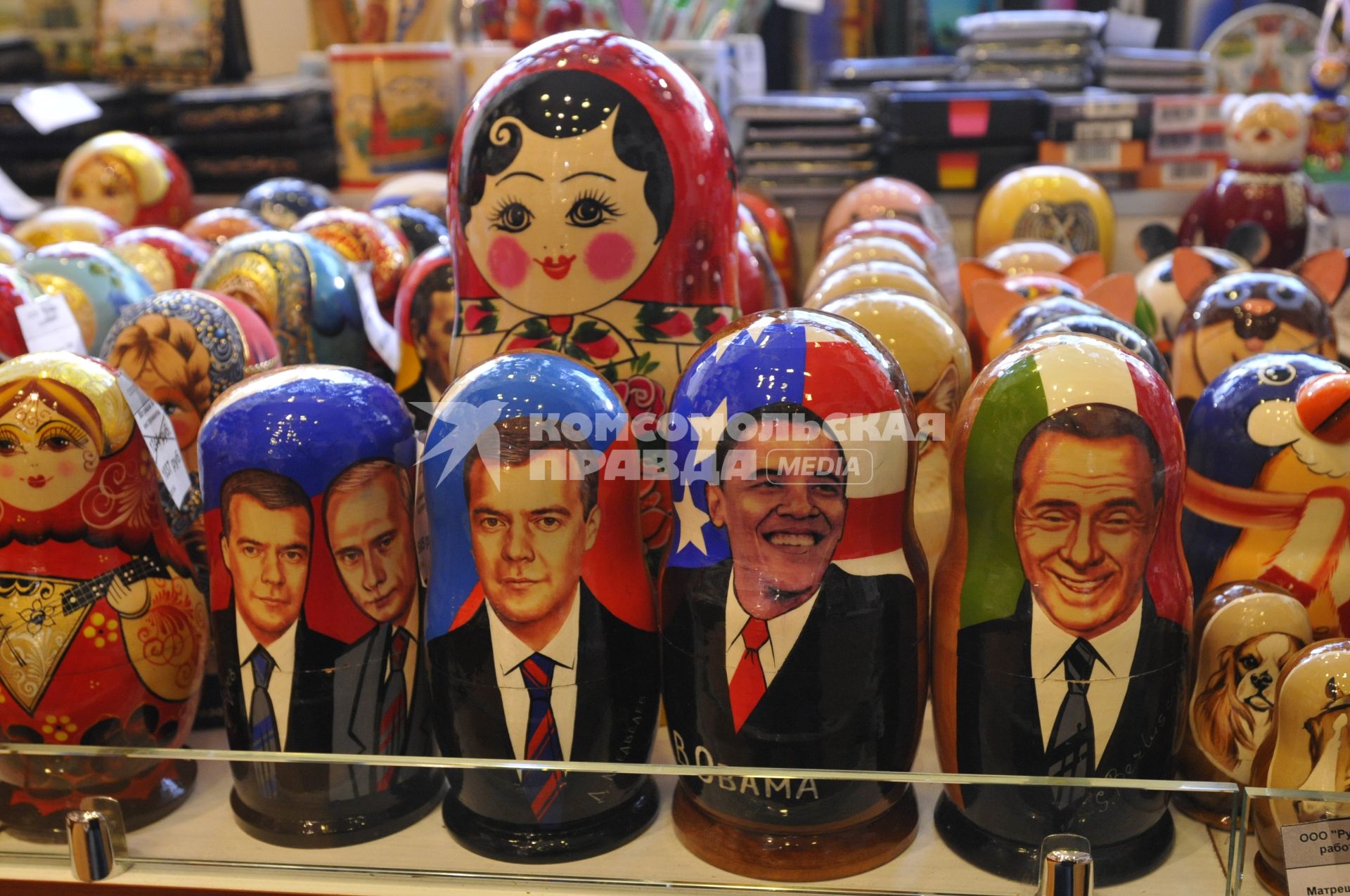 Продажа сувенирной продукции. На снимке: матрешки с изображением Медведева, Путина, Обамы и Берлускони.