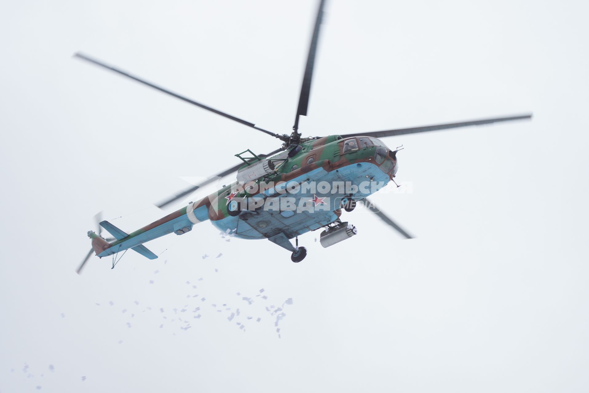 Учения Внутренних войск. вертолет сбрасывает листовки с призыво к демонстрантам прекратить незаконный митинг