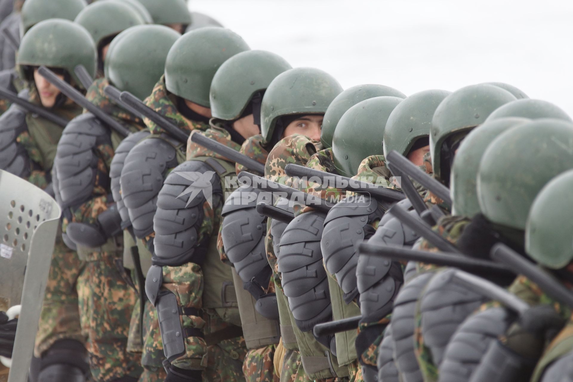 Учения Внутренних войск. оцепление ВВ с щитами и дубинками