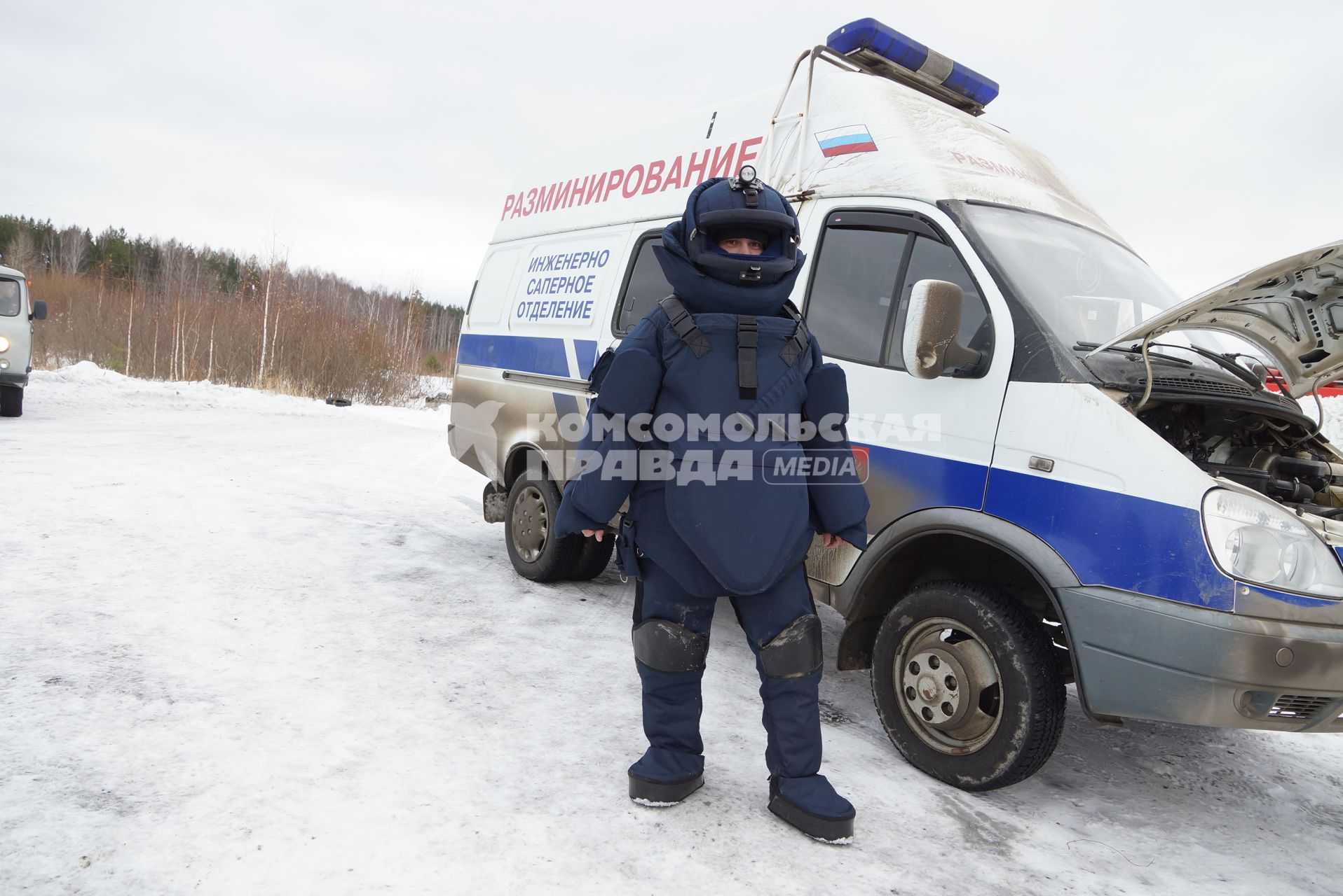 Учения Внутренних войск. сапер отряда разминирования ОМОН в противовзрывной экипировке