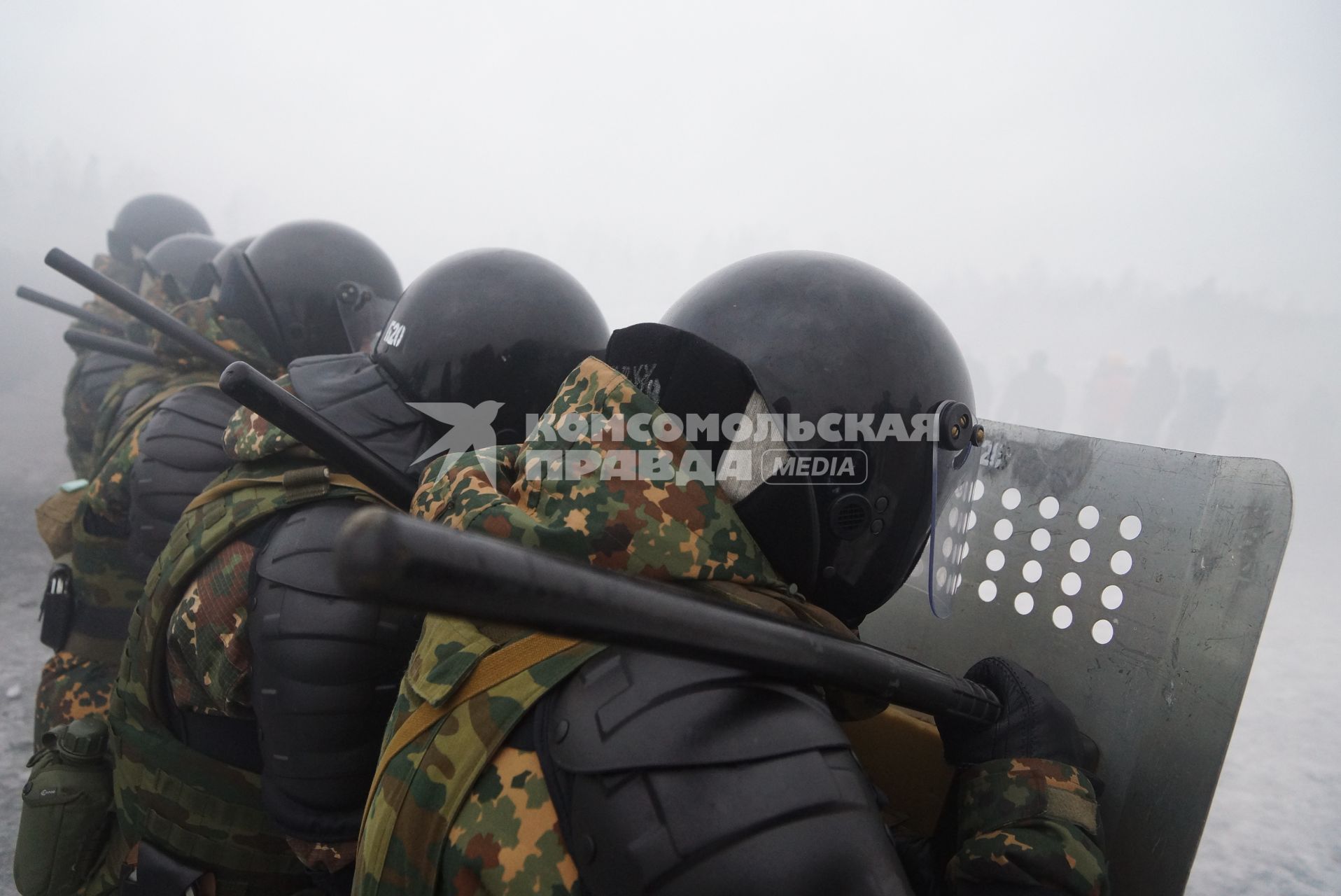 Учения Внутренних войск. оцепление ВВ за щитами оттесняет агрессивную толпу