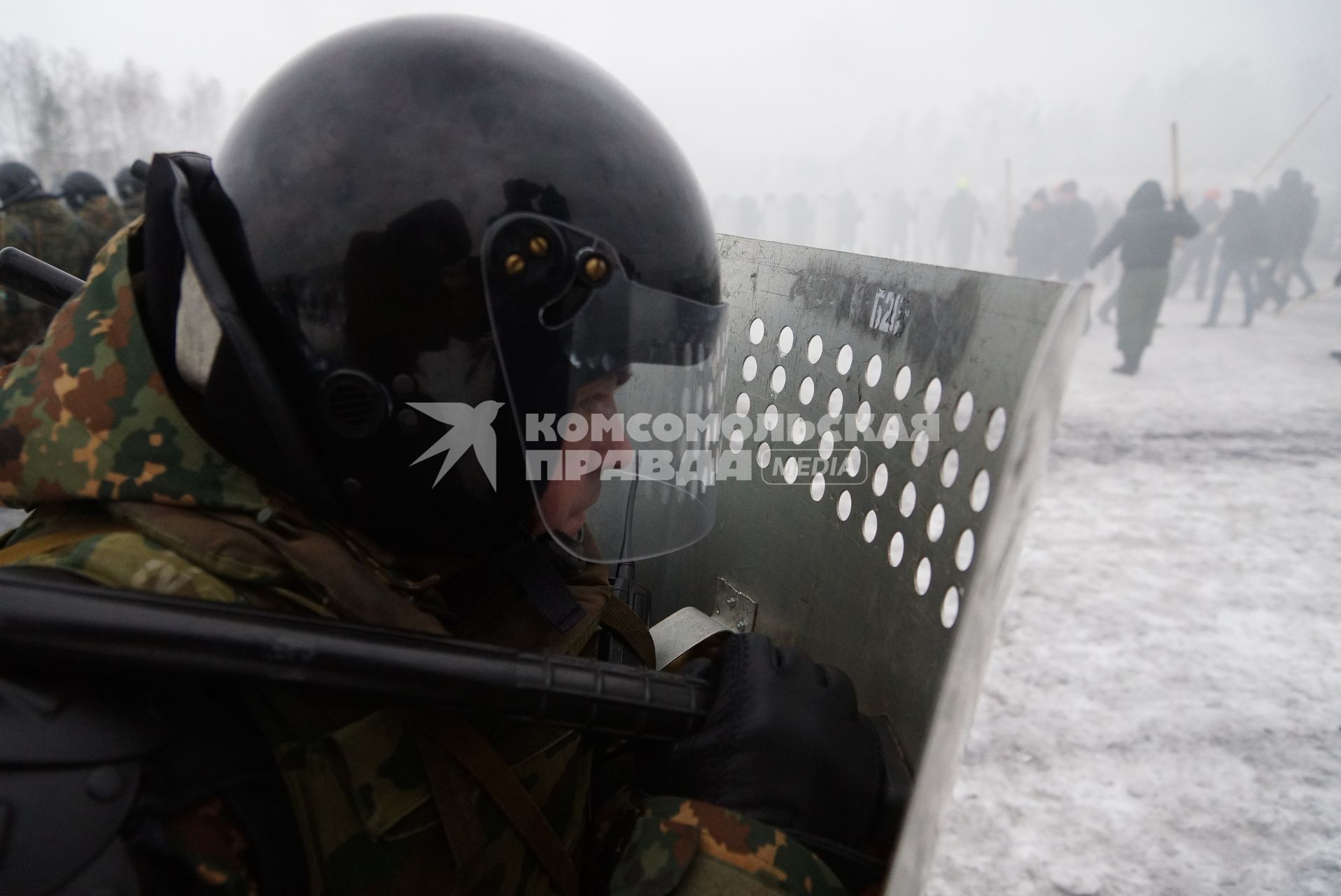 Учения Внутренних войск. оцепление ВВ за щитами оттесняет агрессивную толпу