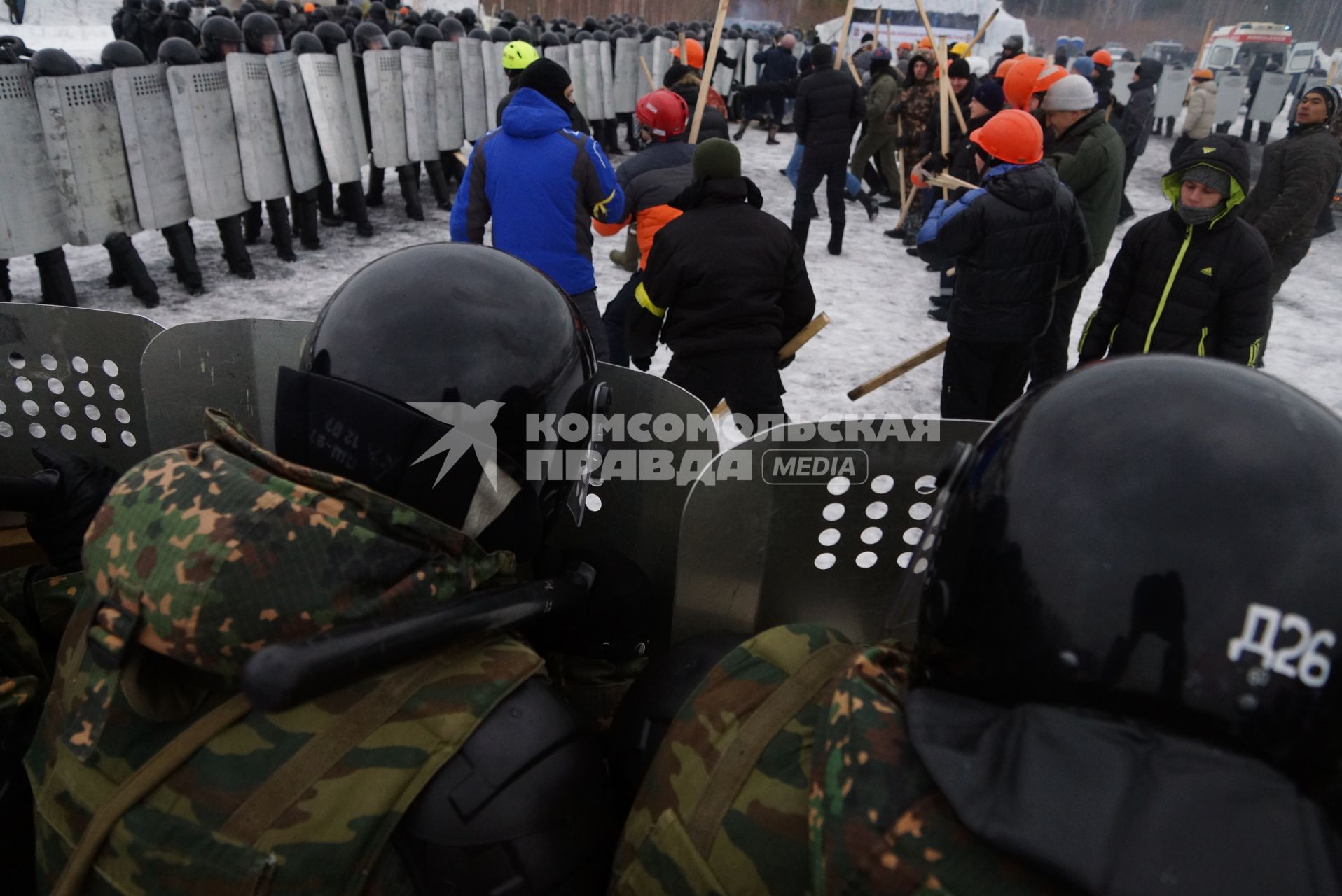 Учения Внутренних войск. оцепление ВВ за щитами оттесняет агрессивную толпу