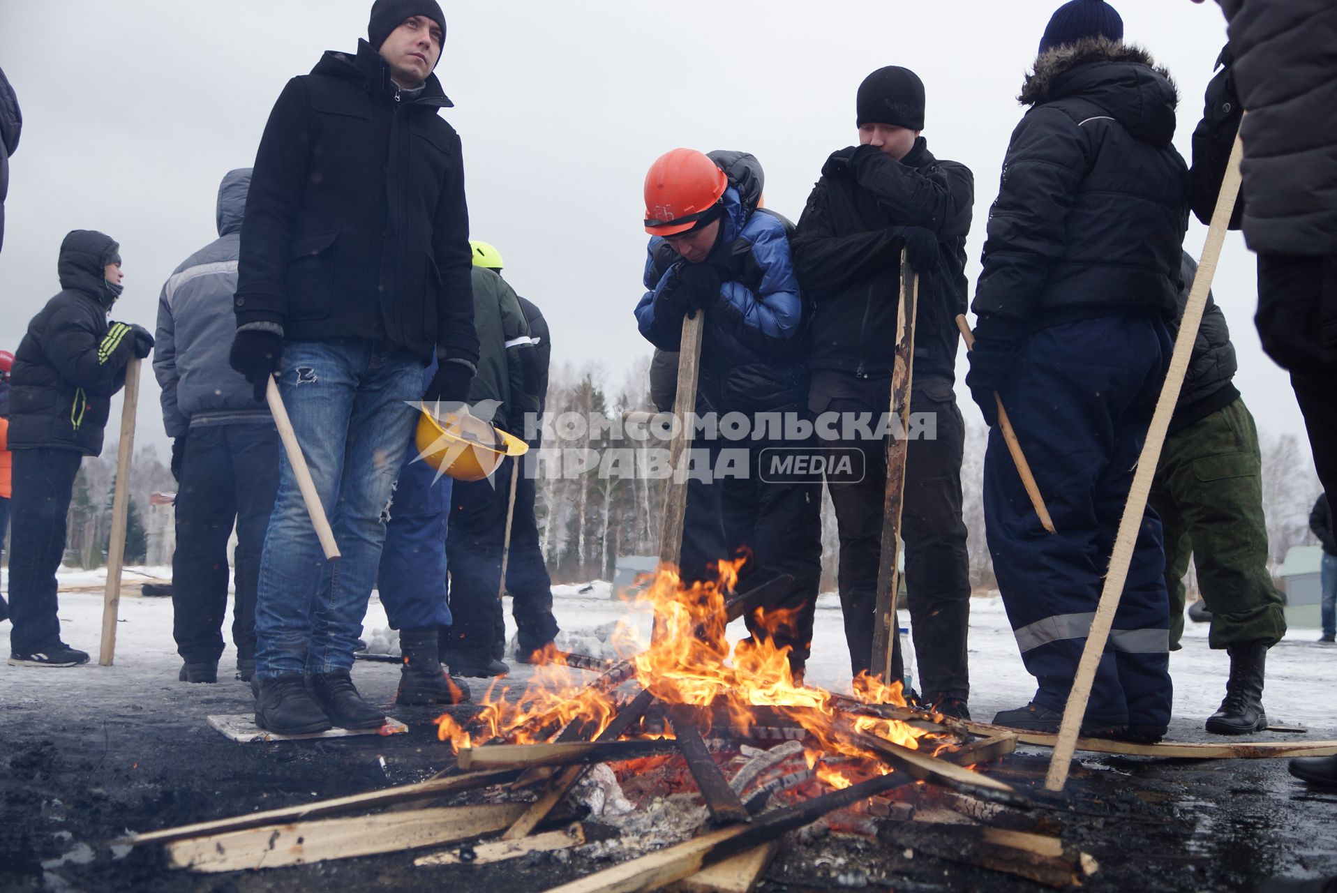 Учения Внутренних войск. курсанты ВВ переодетые в гражданскую одежду в роли агрессивных митингующих