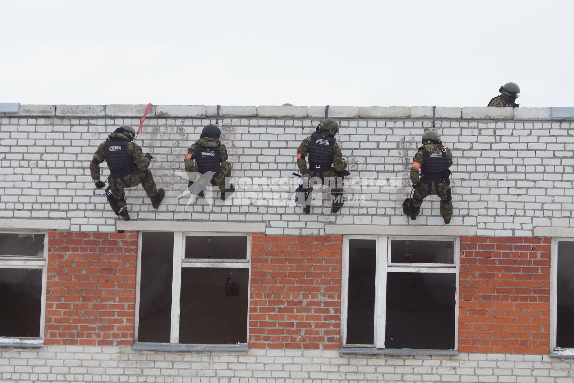 Учения Внутренних войск. отряд спецназа ФСИН штурмуют здание