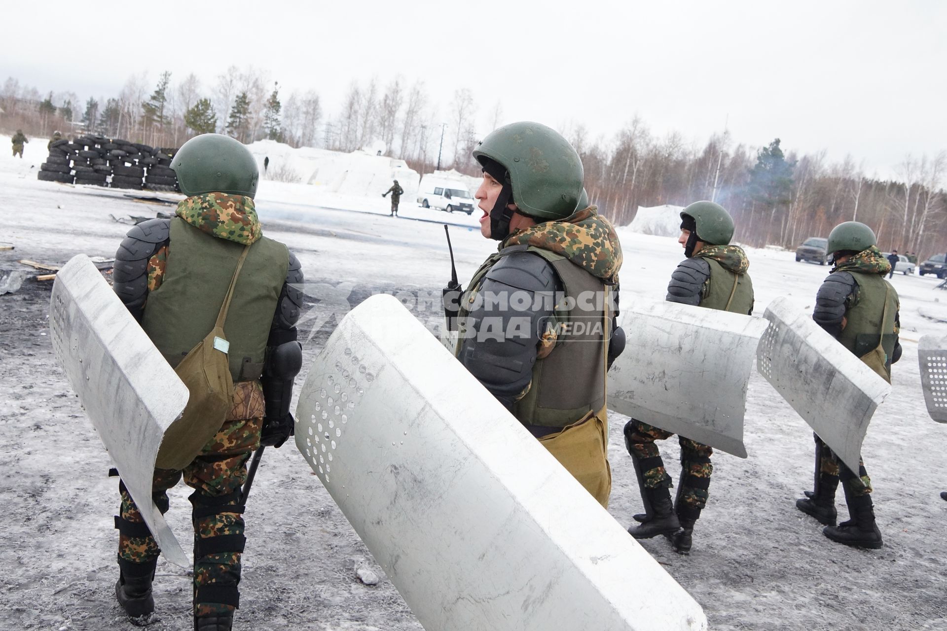 Учения Внутренних войск. бойцы ВВ с щитами