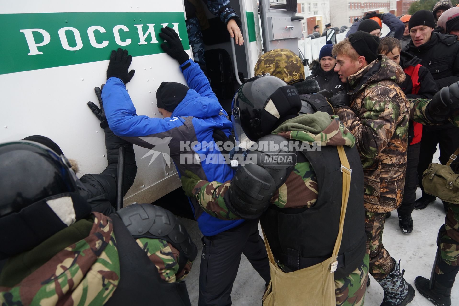 Учения Внутренних войск. бойцы ФСИН обыскивают задержаных митингующих перед их погрузкой в машину