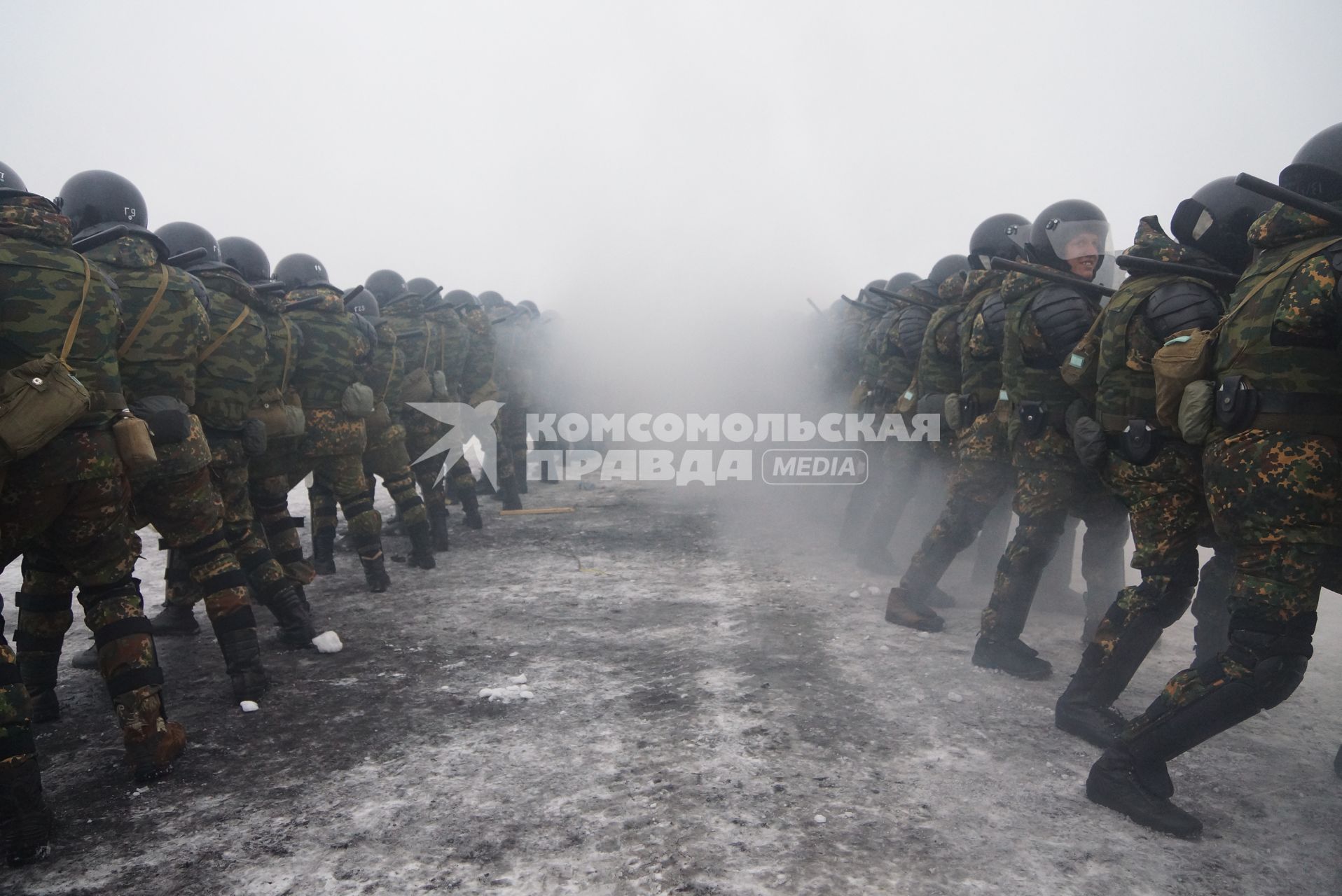 Учения Внутренних войск. курсанты ВВ переодетые в гражданскую одежду в роли агрессивных митингующих нападают на оцепление