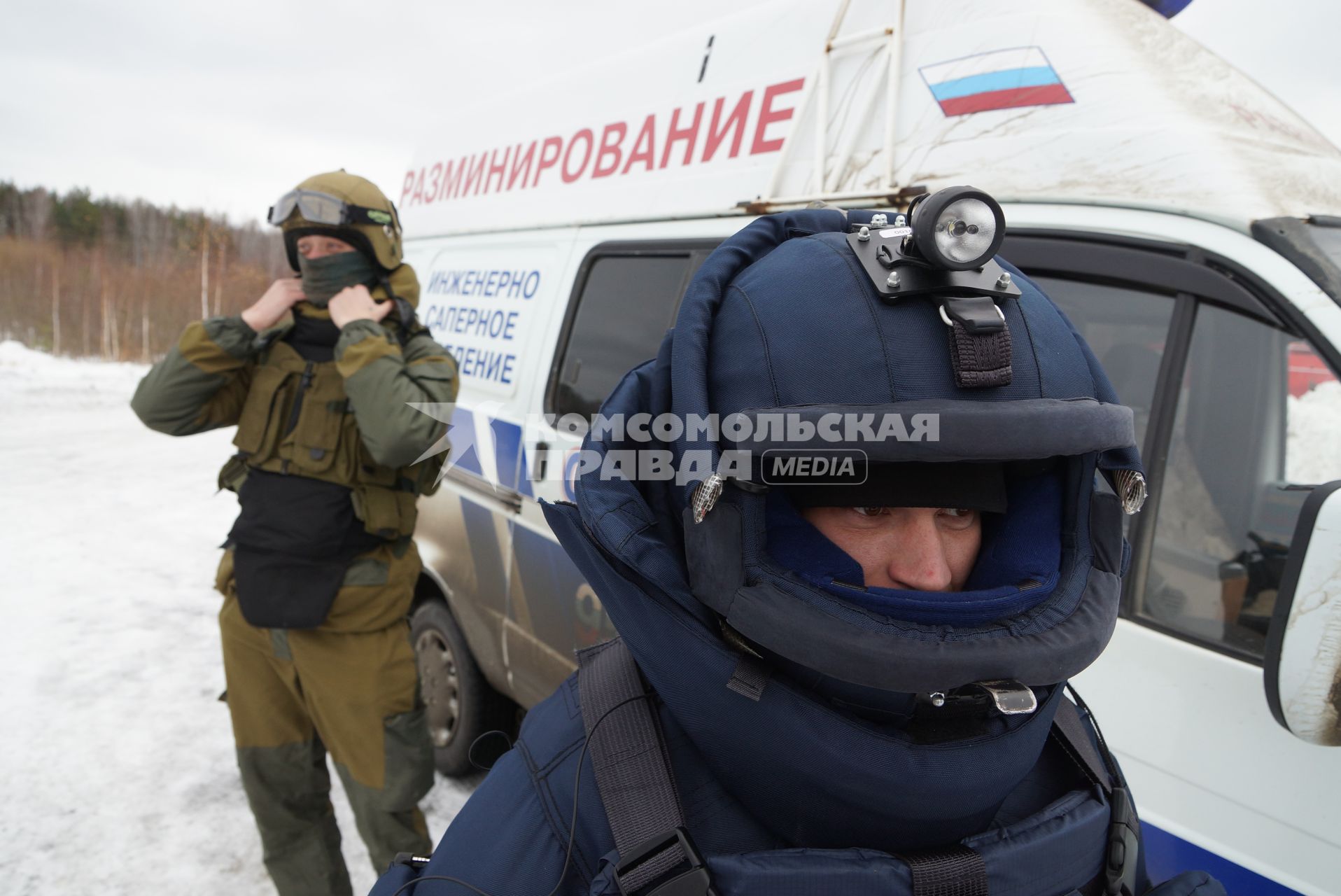 Учения Внутренних войск. сапер отряда разминирования ОМОН в противовзрывной экипировке