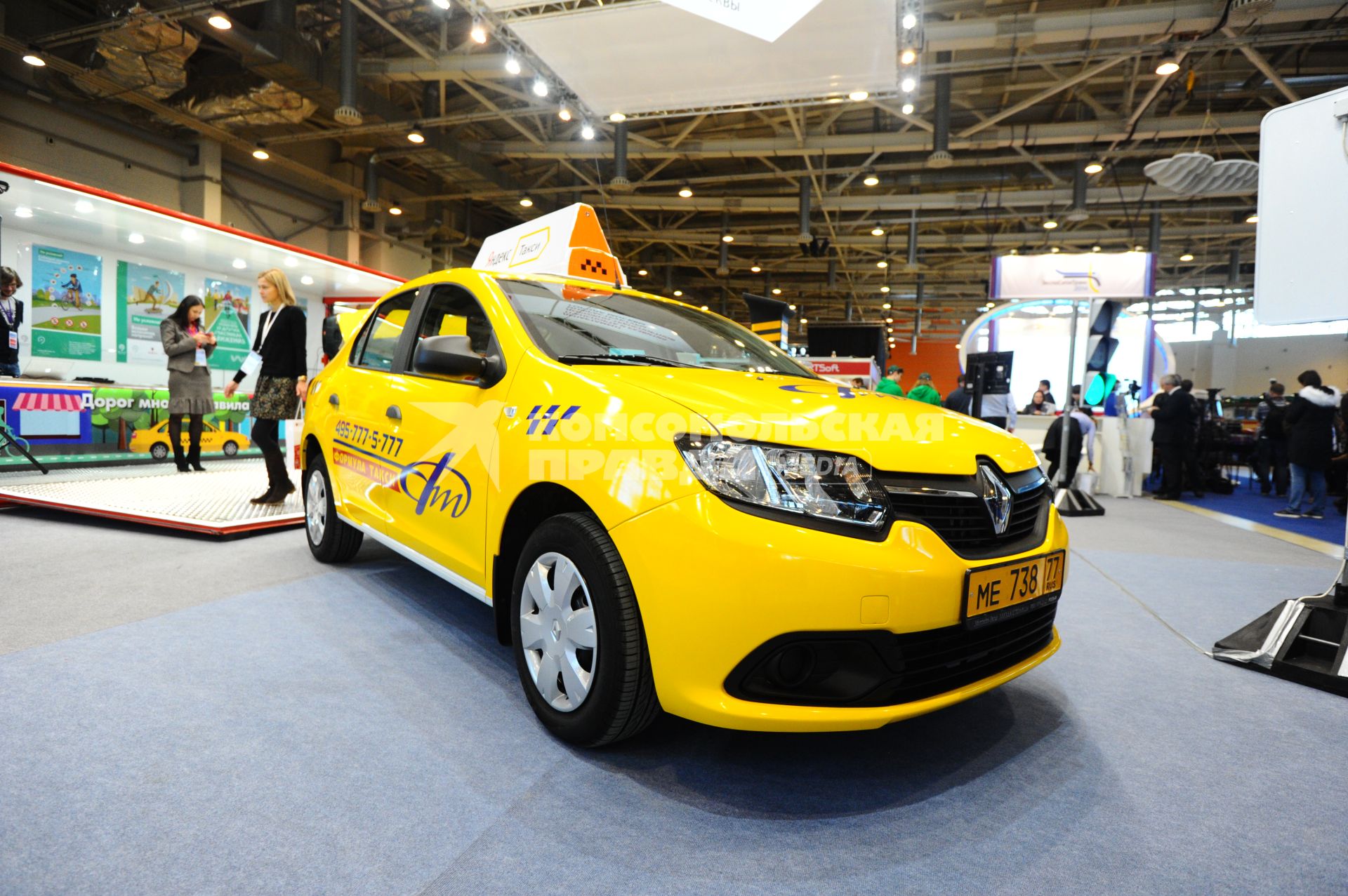 Выставка `ЭкспоСитиТранс 2014` в Москве.   На снимке:  автомобиль Renault.