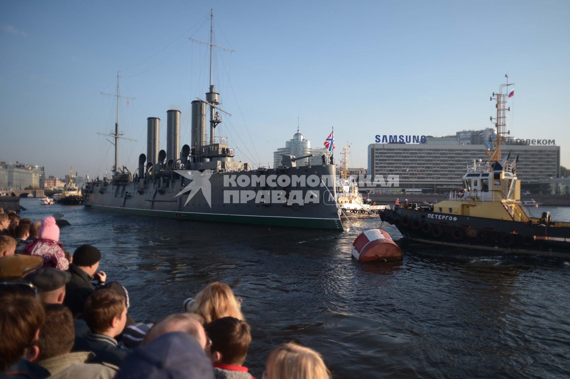 Крейсер `Аврору` буксируют на ремонт в доки Кронштадта.