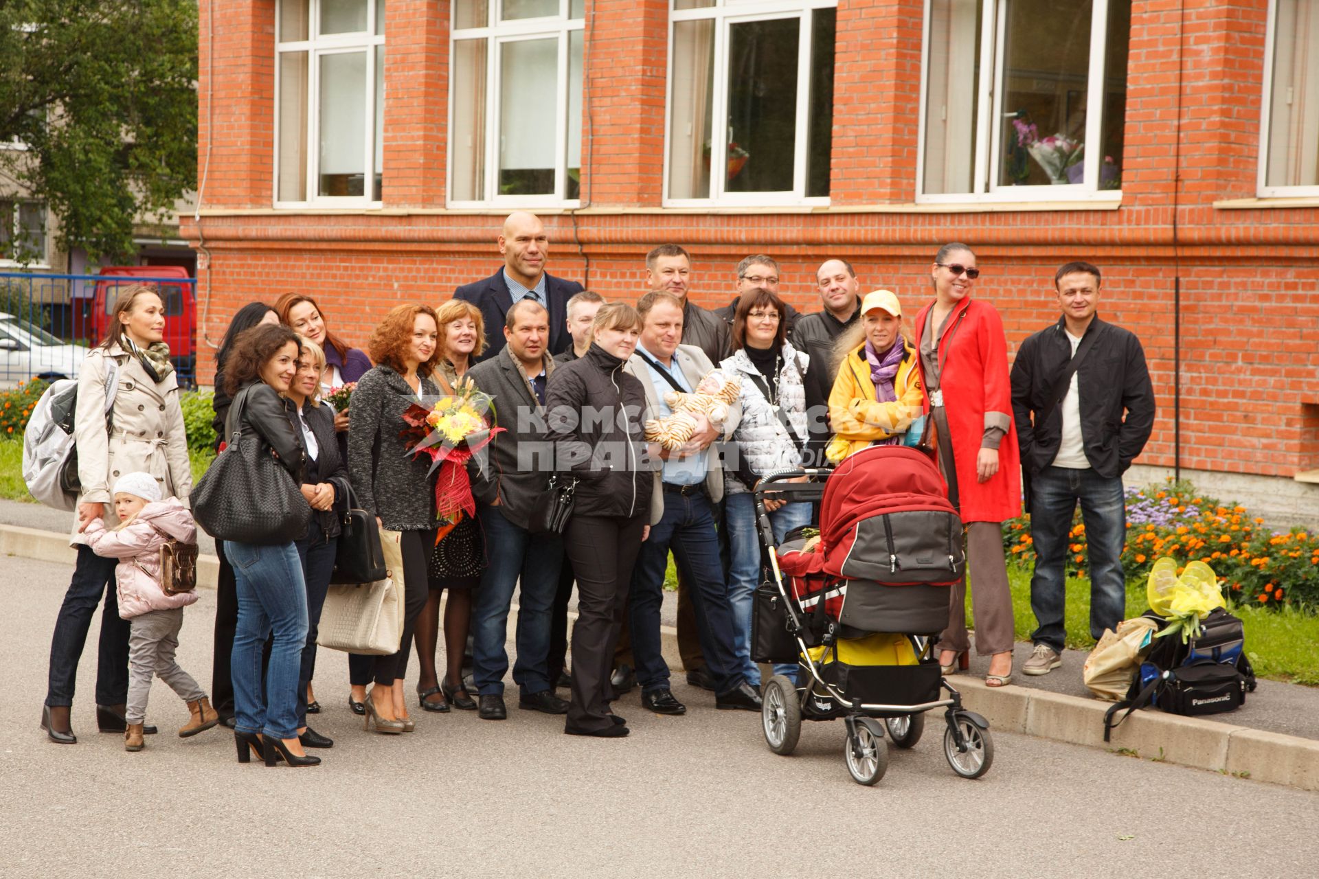 Боксер и политик Николай Валуев участвует в совместном фото родителей учеников первого класса.