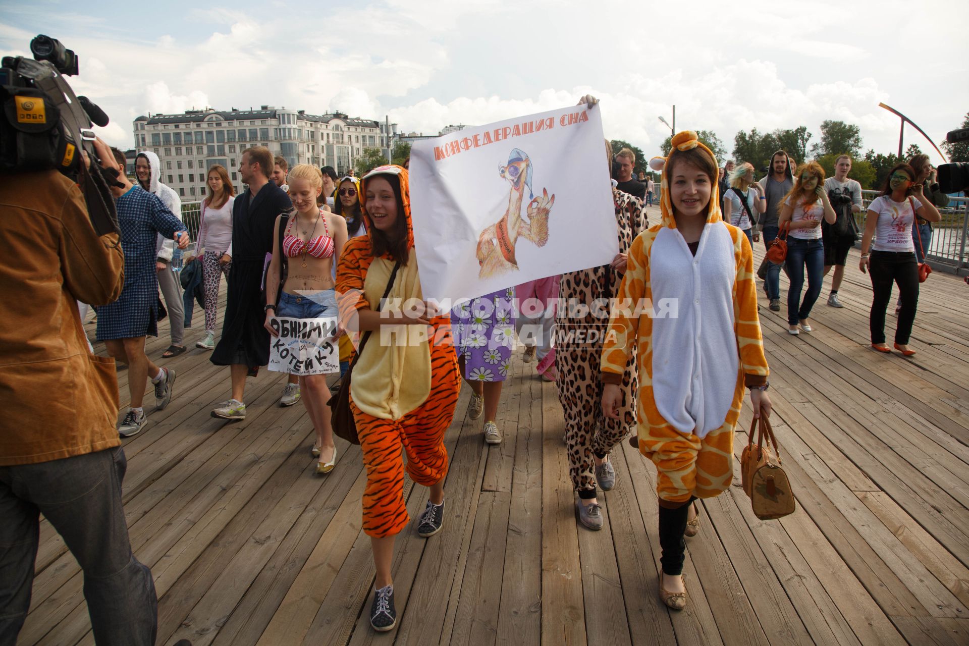 Сонный парад в Санкт-Петербурге. Люди в ночных пижамах прошли по городу.