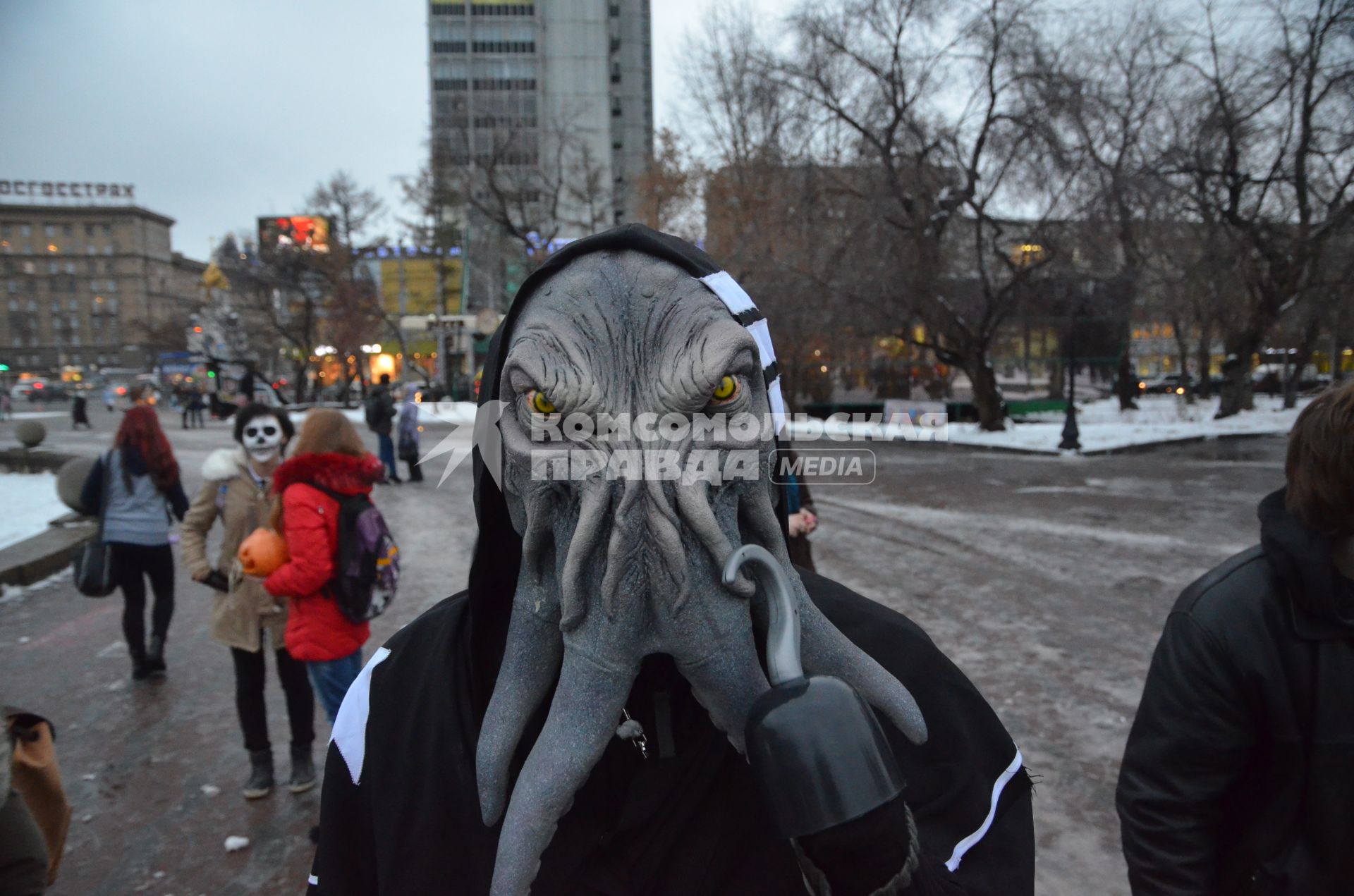 Парад зомби в день всех святых.