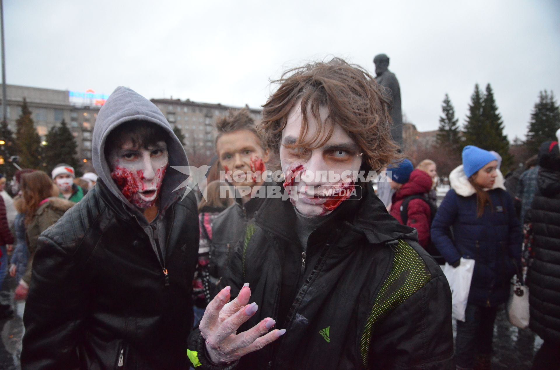 Парад зомби в день всех святых.