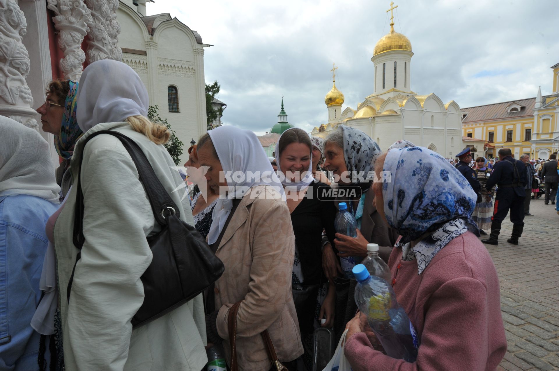 Мероприятия к 700-летию со дня рождения Преподобного Сергия Радонежского. Троице-Сергиева Лавра. На снимке: паломники.