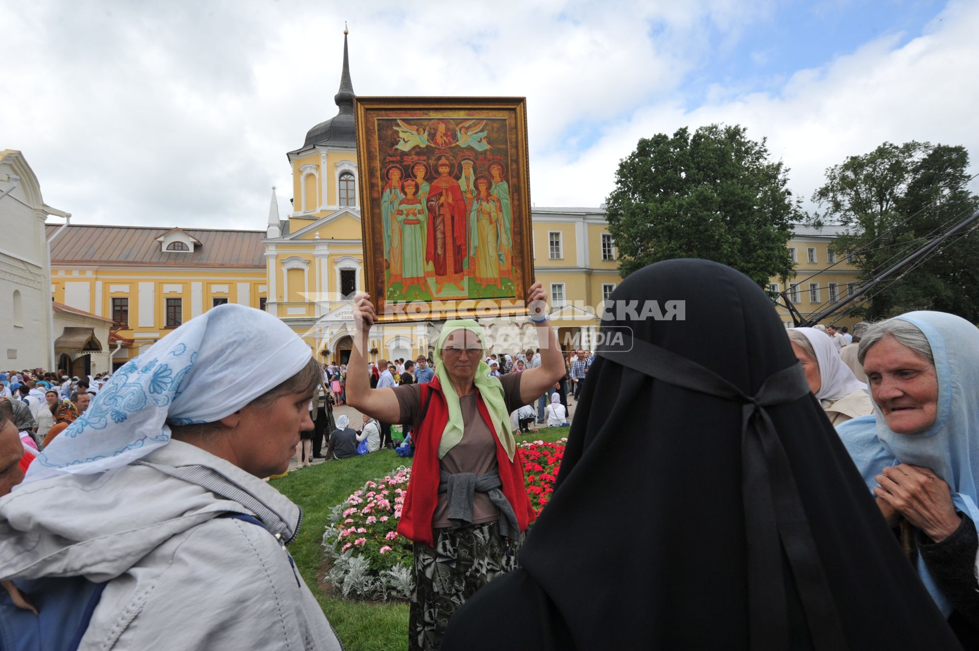 Мероприятия к 700-летию со дня рождения Преподобного Сергия Радонежского. Троице-Сергиева Лавра. На снимке: женщина держит иконы Святых Страстотерпцев Романовых.